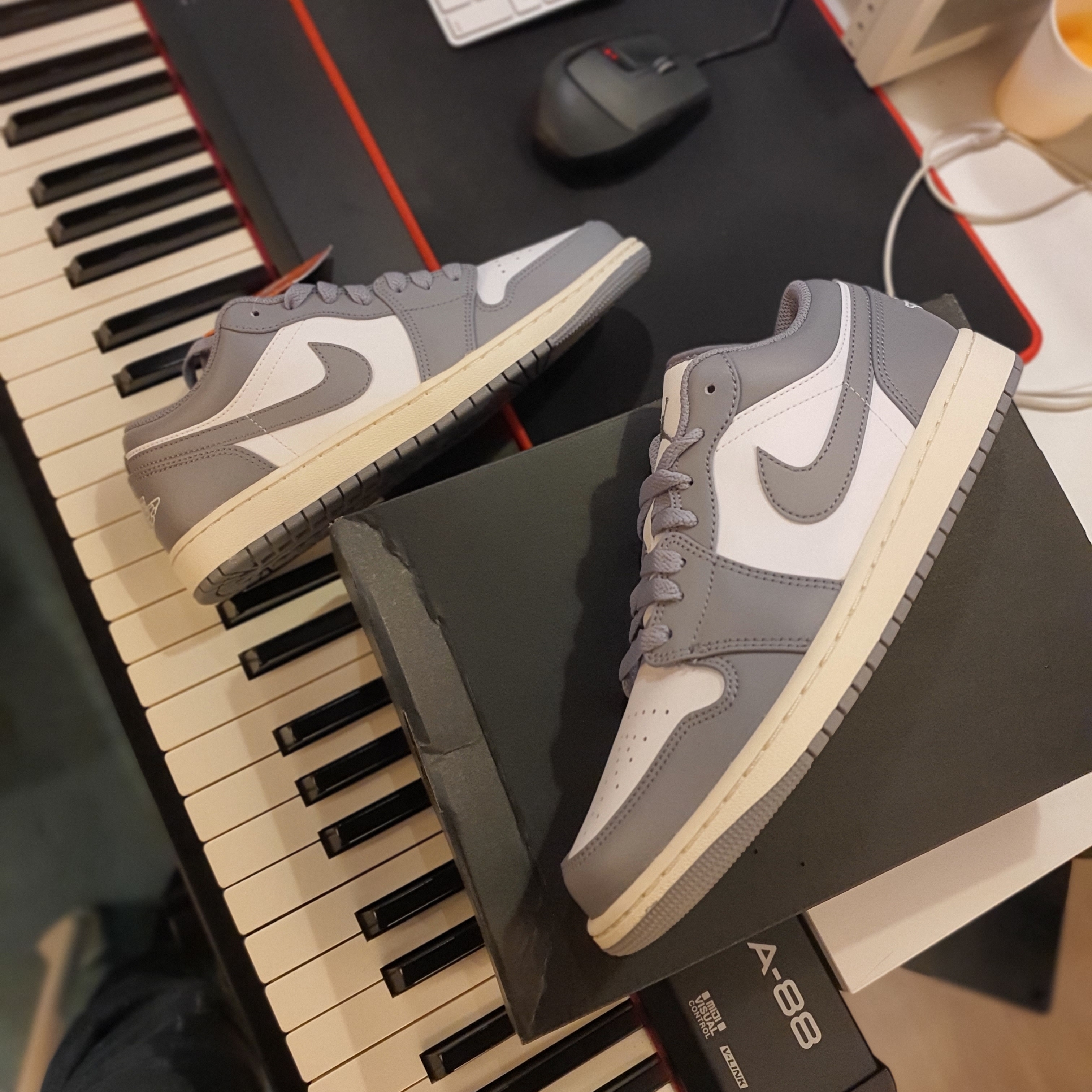 Jordan 1 Low Stealth and White 착용 스타일 - 3