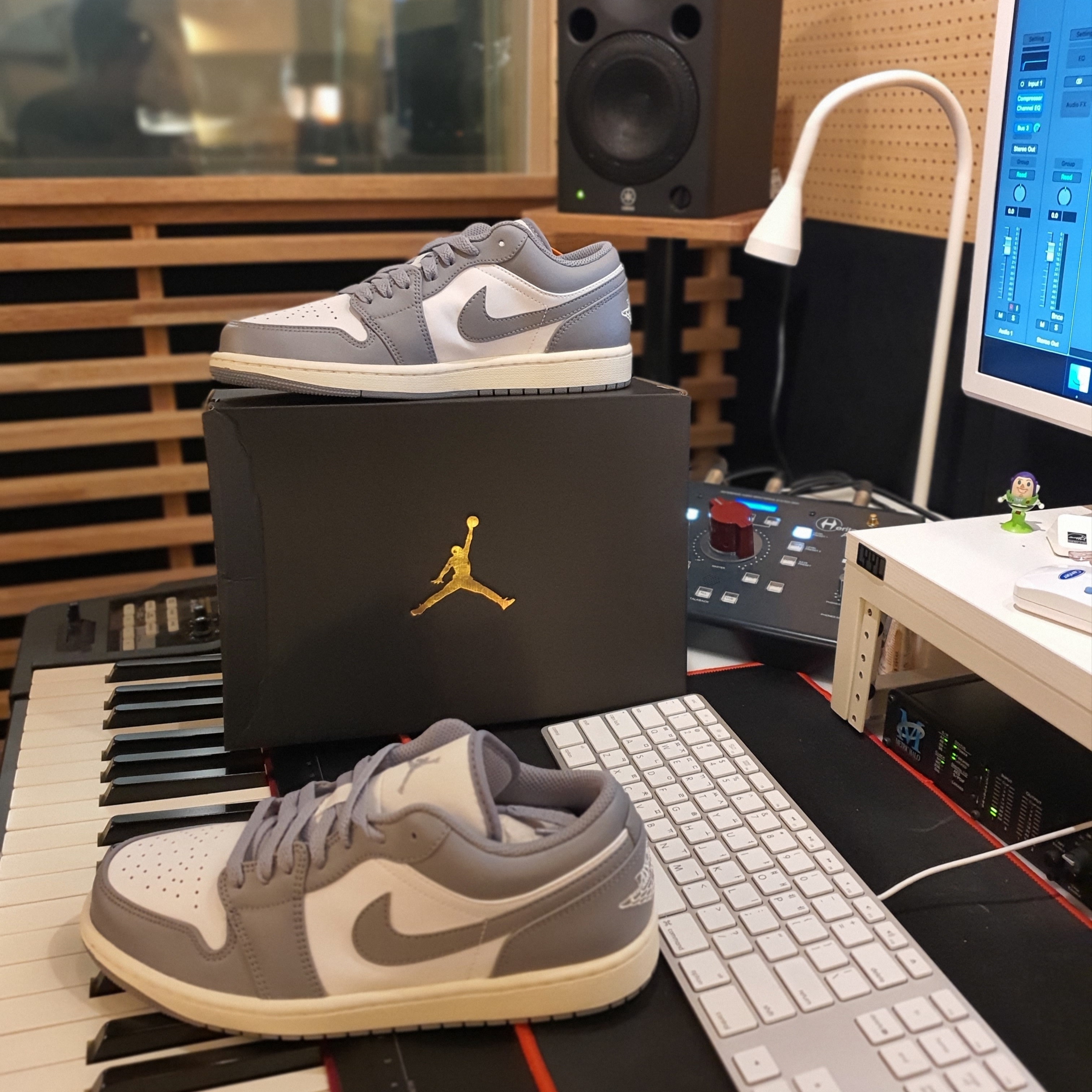 Jordan 1 Low Stealth and White 착용 스타일 - 5