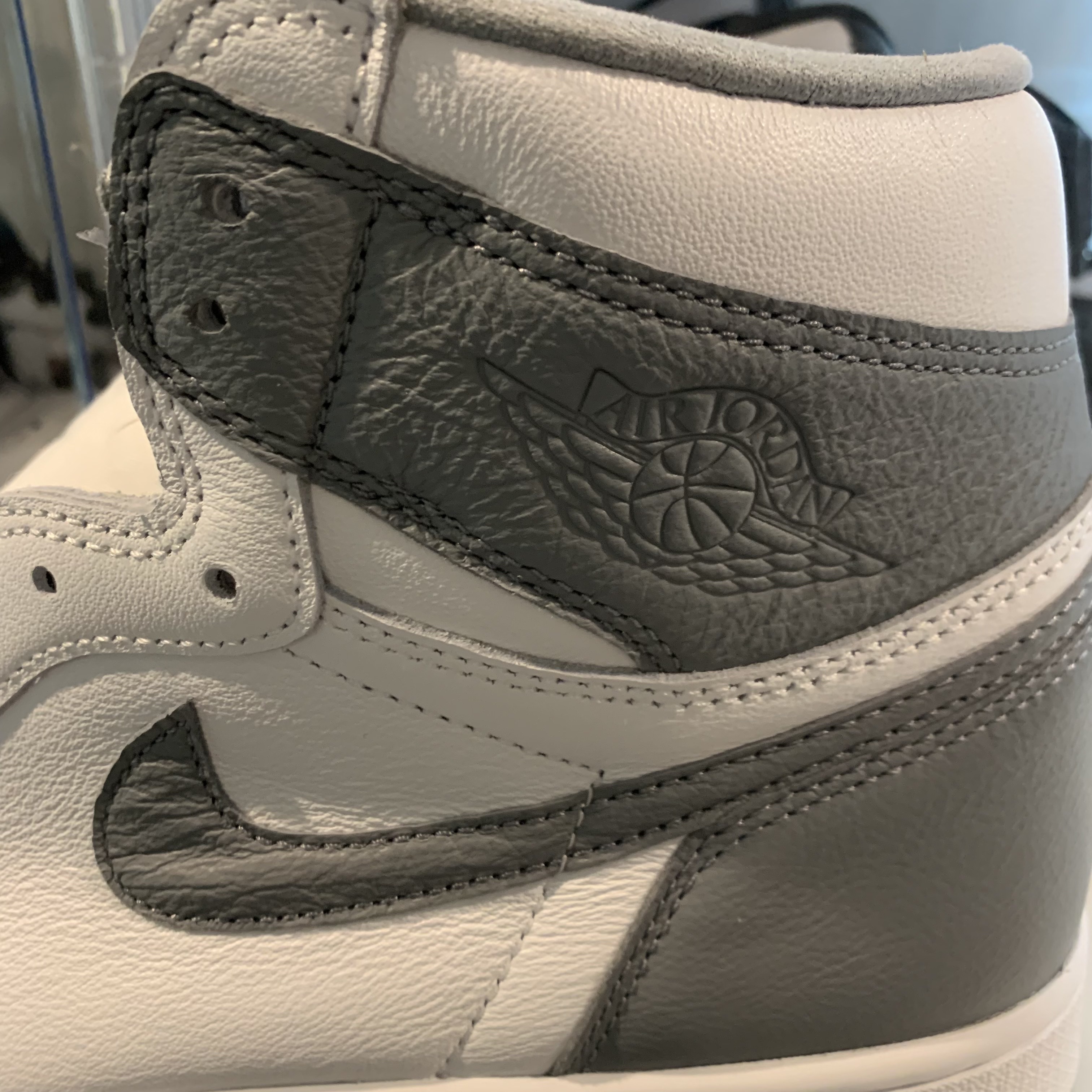 Jordan 1 Retro High OG Stealth 착용 스타일 - 1