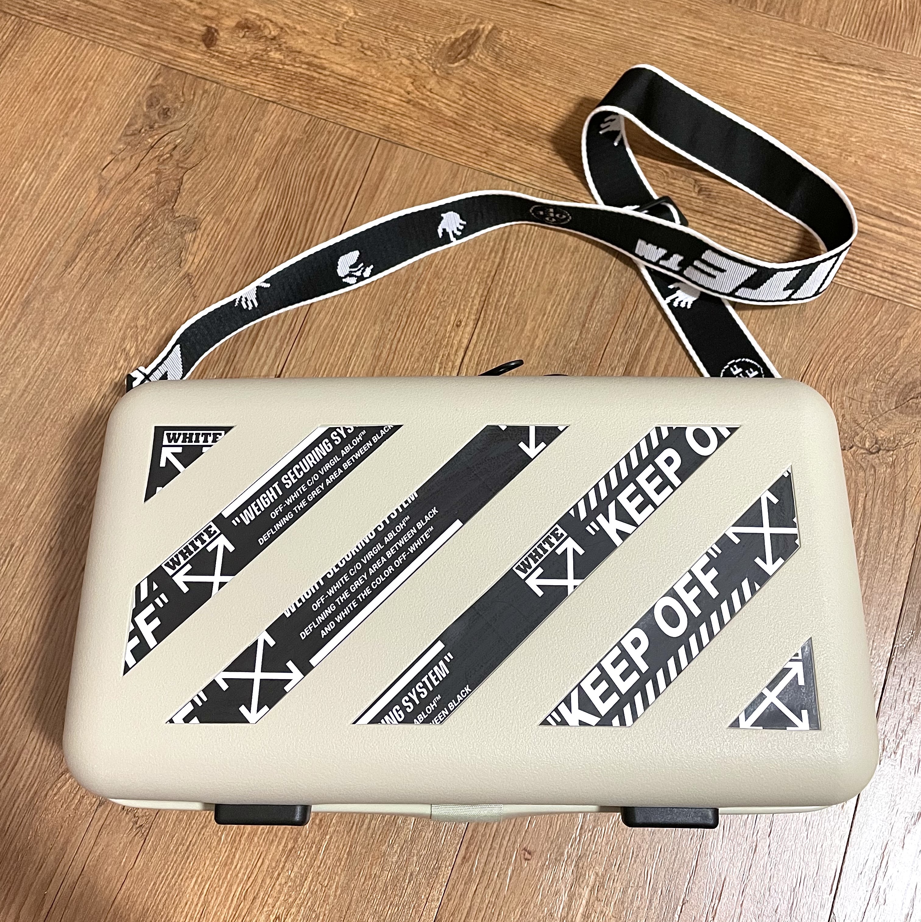 Off-White x Amore Pacific Protection Box (Without Cosmetics) 착용 스타일