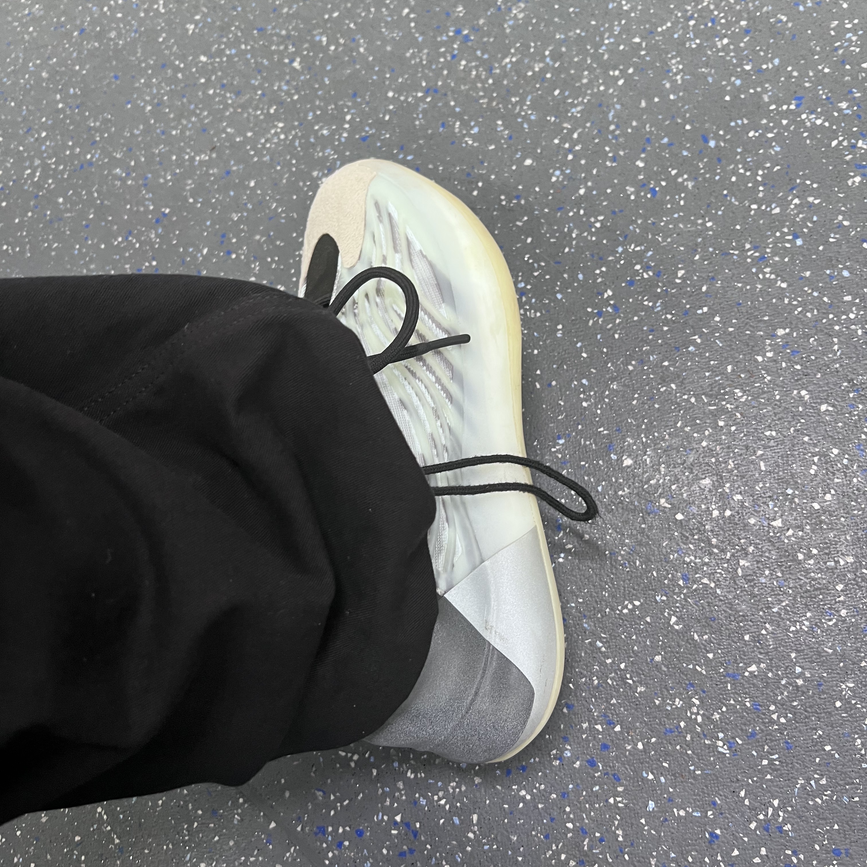 Adidas Yeezy QNTM BSKTBL 착용 스타일