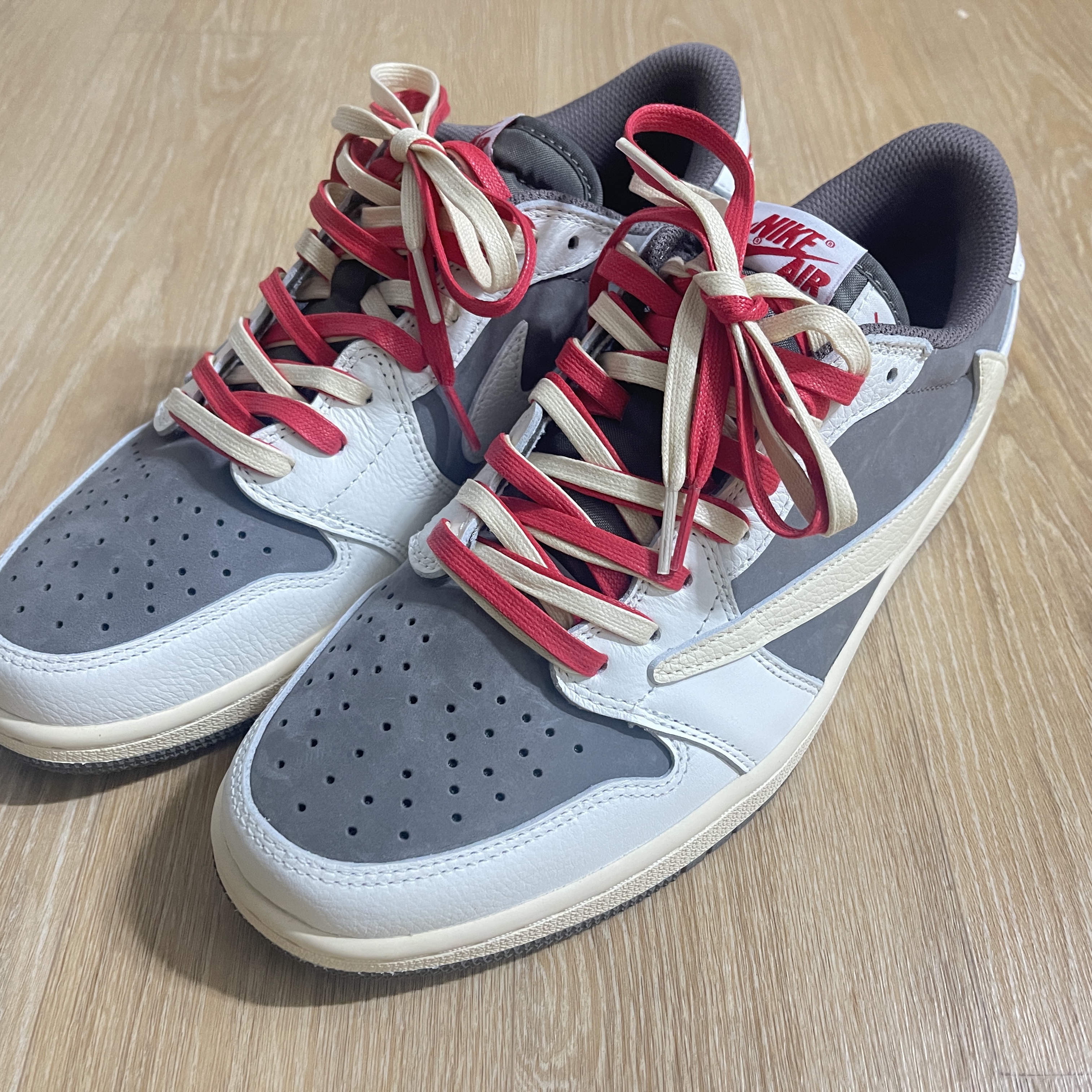 Jordan 1 x Travis Scott Retro Low OG SP Sail and Ridgerock 착용 스타일 - 1
