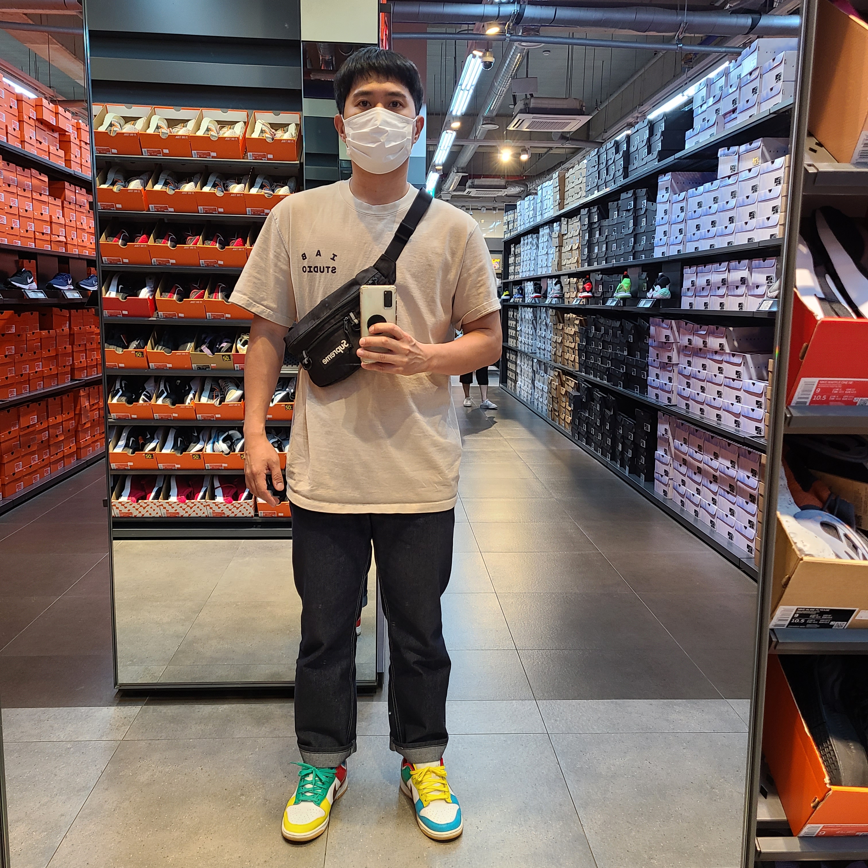 IAB Studio Pigment T-Shirt Oatmeal, Supreme Waist Bag Black - 19SS 착용 스타일