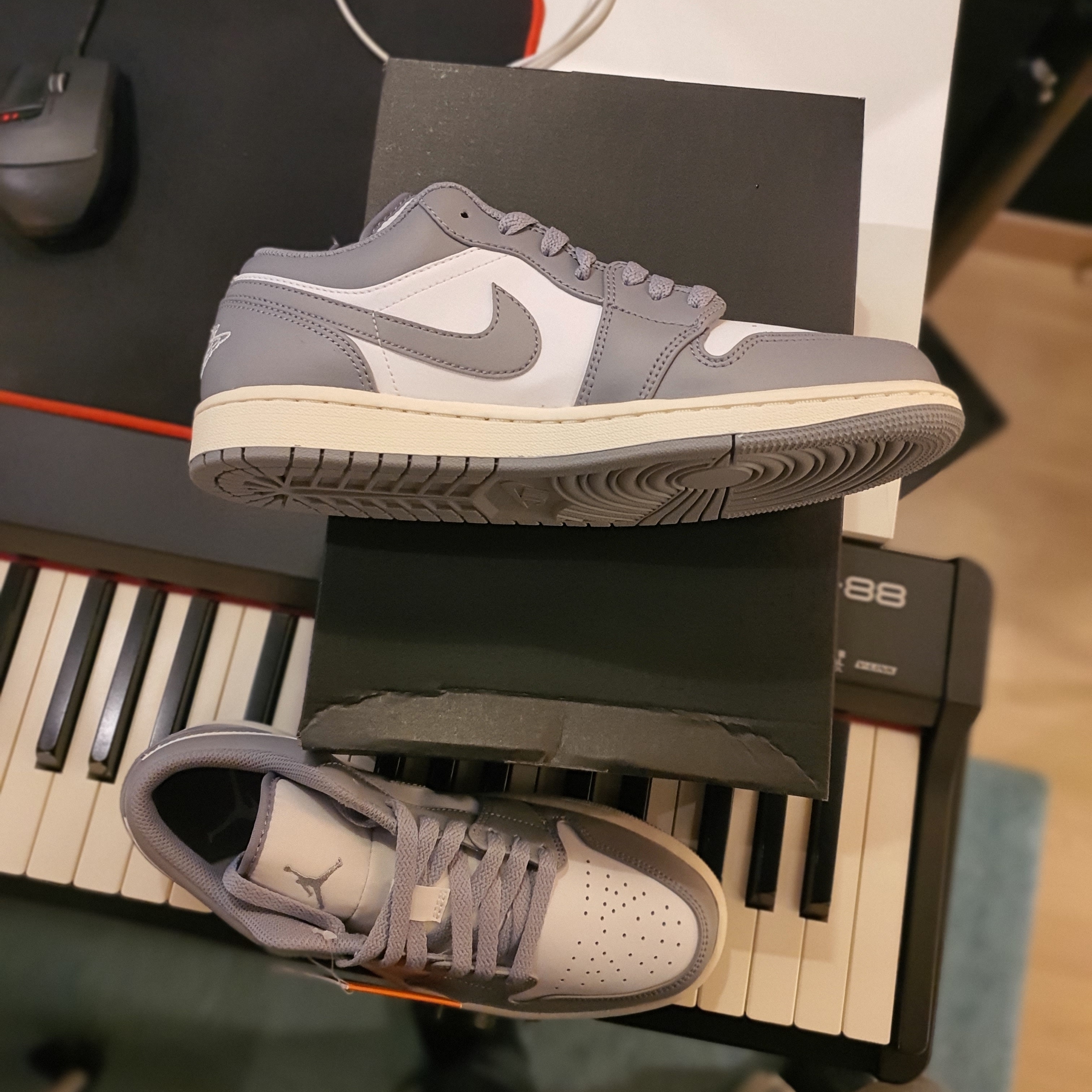 Jordan 1 Low Stealth and White 착용 스타일 - 4
