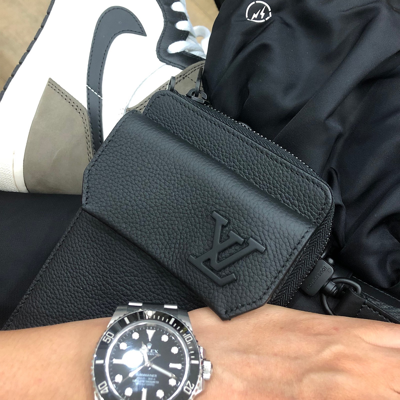 Rolex Submariner 41mm 124060 Black Oyster, Jordan 1 Retro High OG Black Mocha 착용 스타일