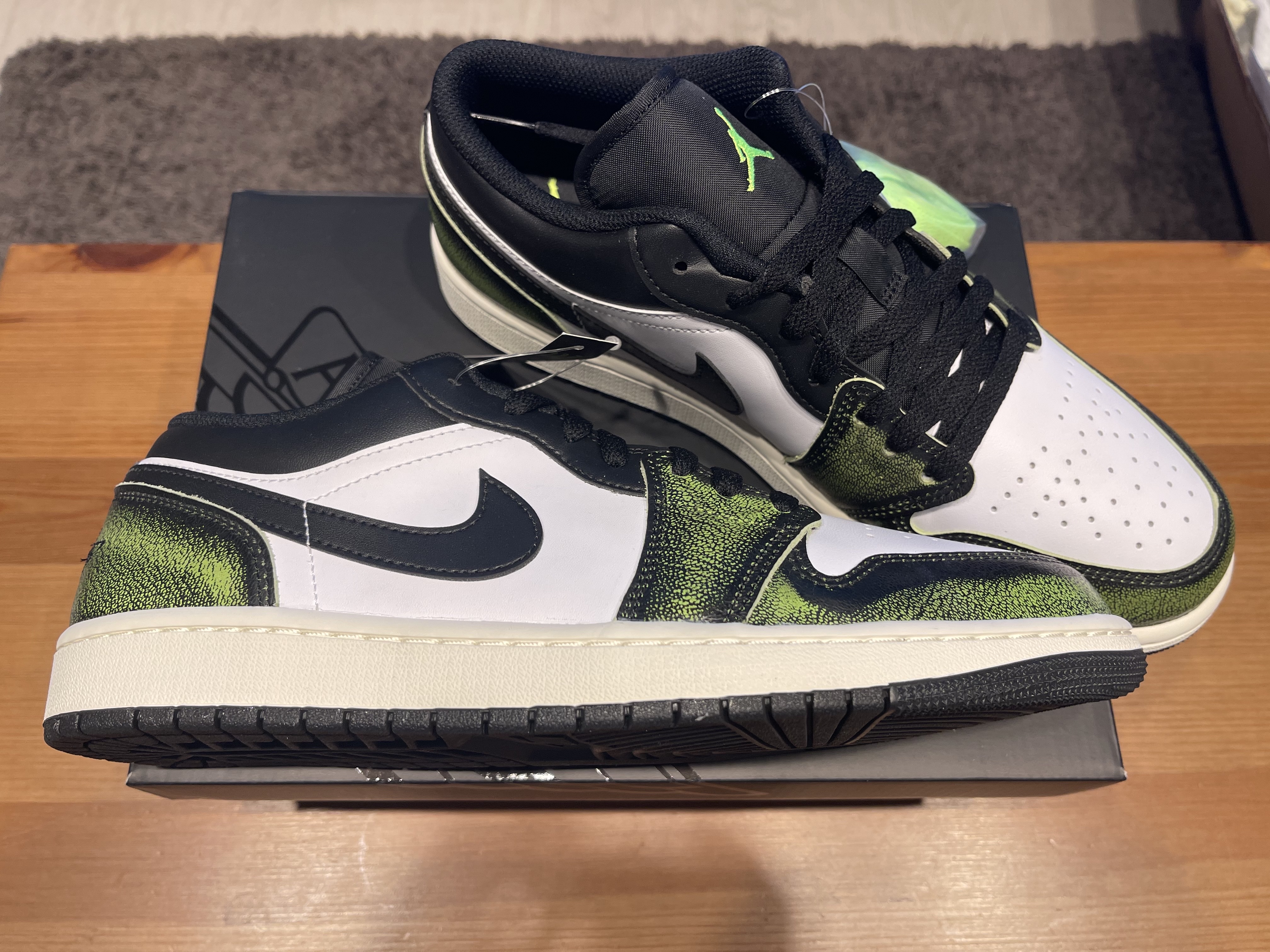 Jordan 1 Low SE Black Electric Green 착용 스타일 - 1