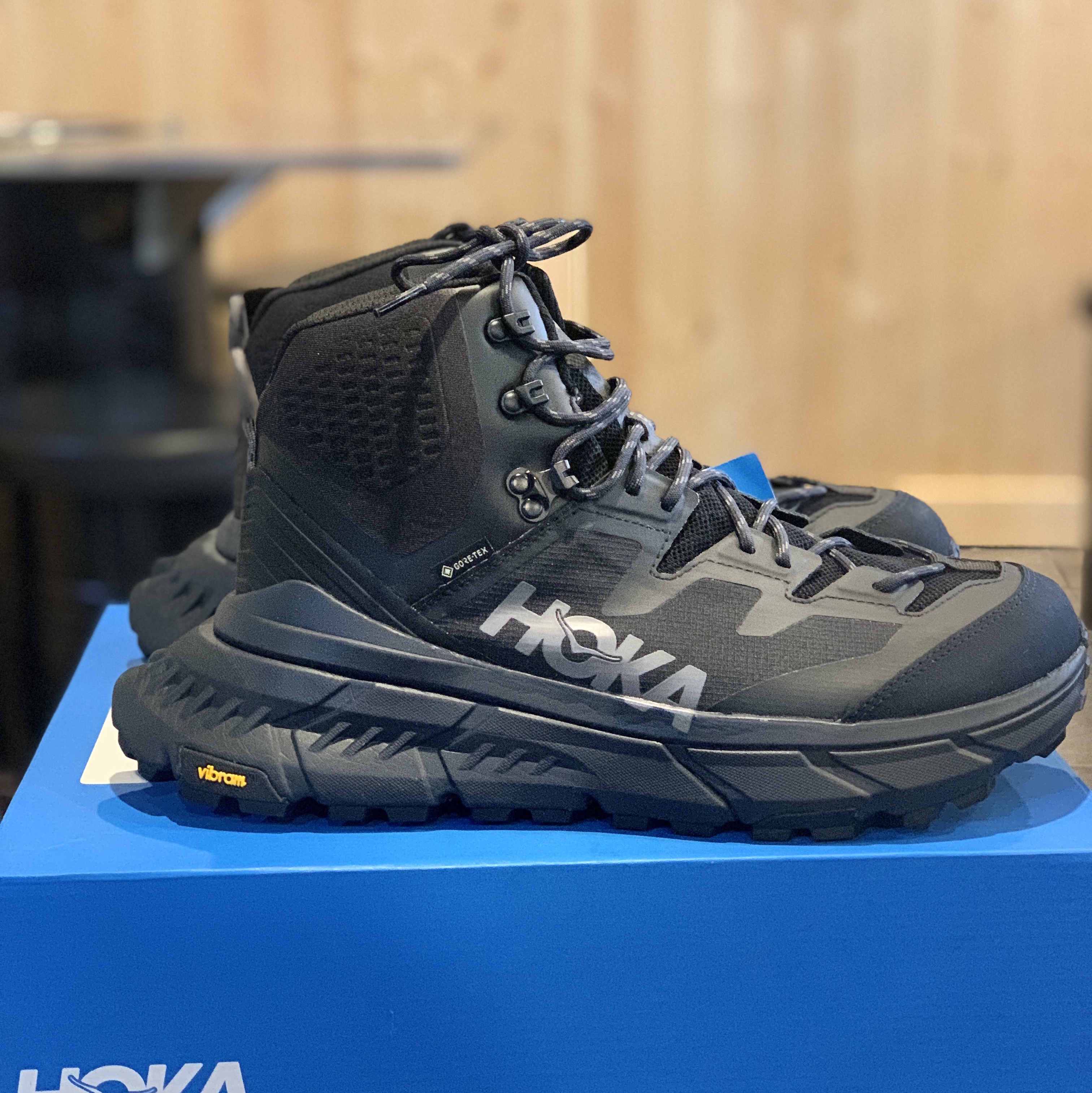 Hoka Tennine Hike Gore-Tex Black Dark Gull Gray 착용 스타일