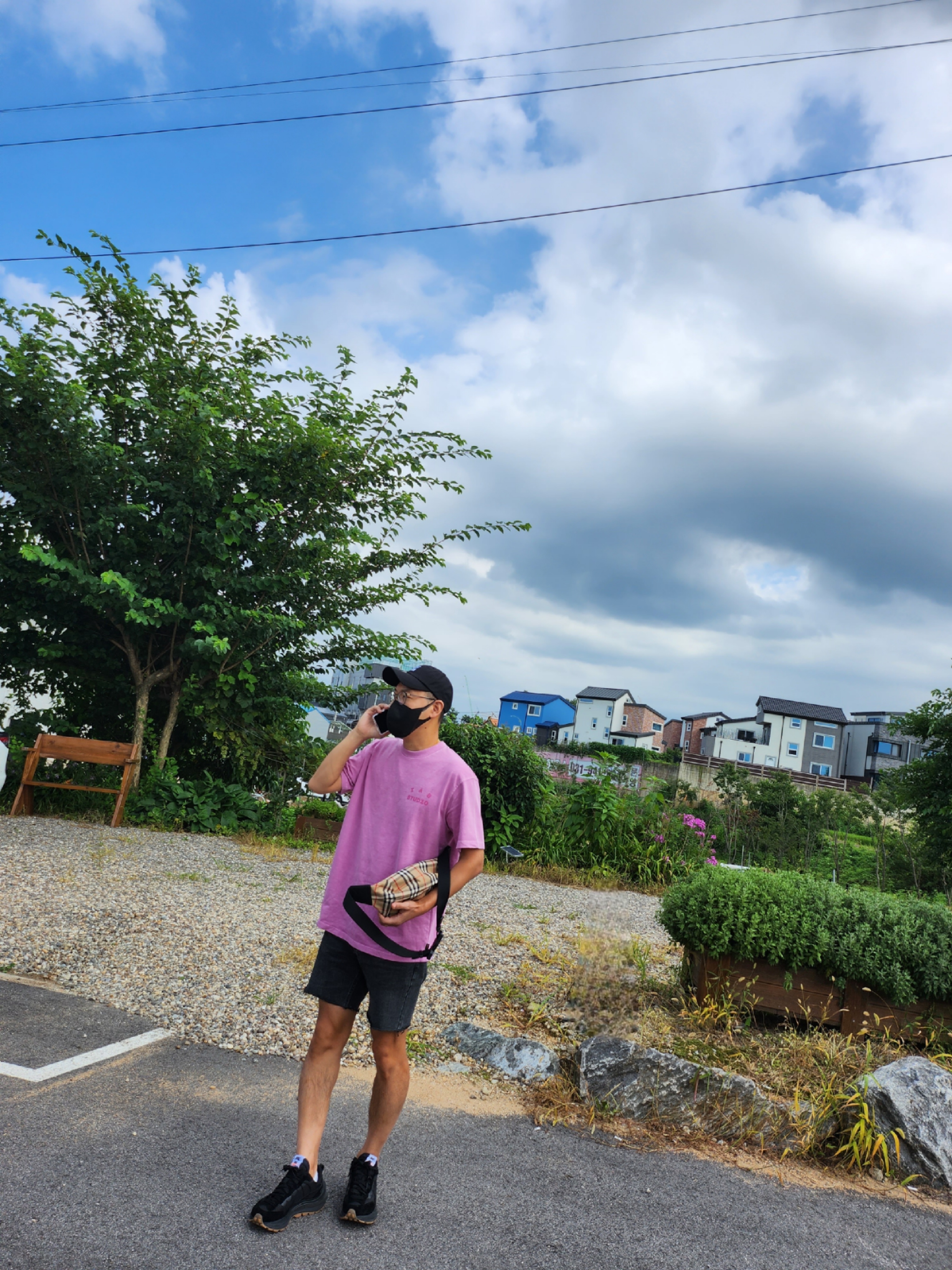 Nike x Sacai VaporWaffle Black and Gum, IAB Studio Pigment T-Shirt Magenta 착용 스타일