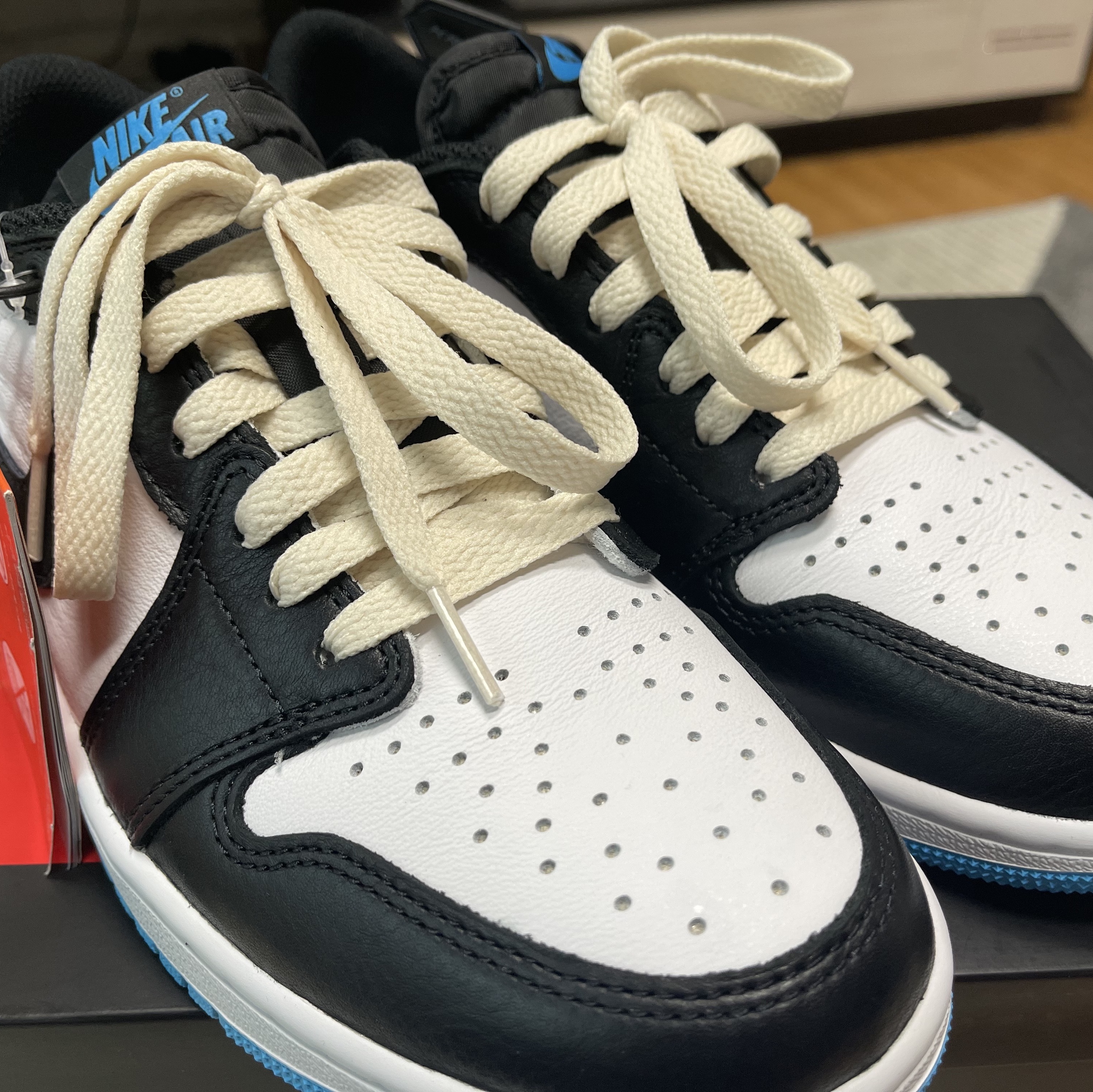 Jordan 1 Retro Low OG Black and Dark Powder Blue 착용 스타일 - 3