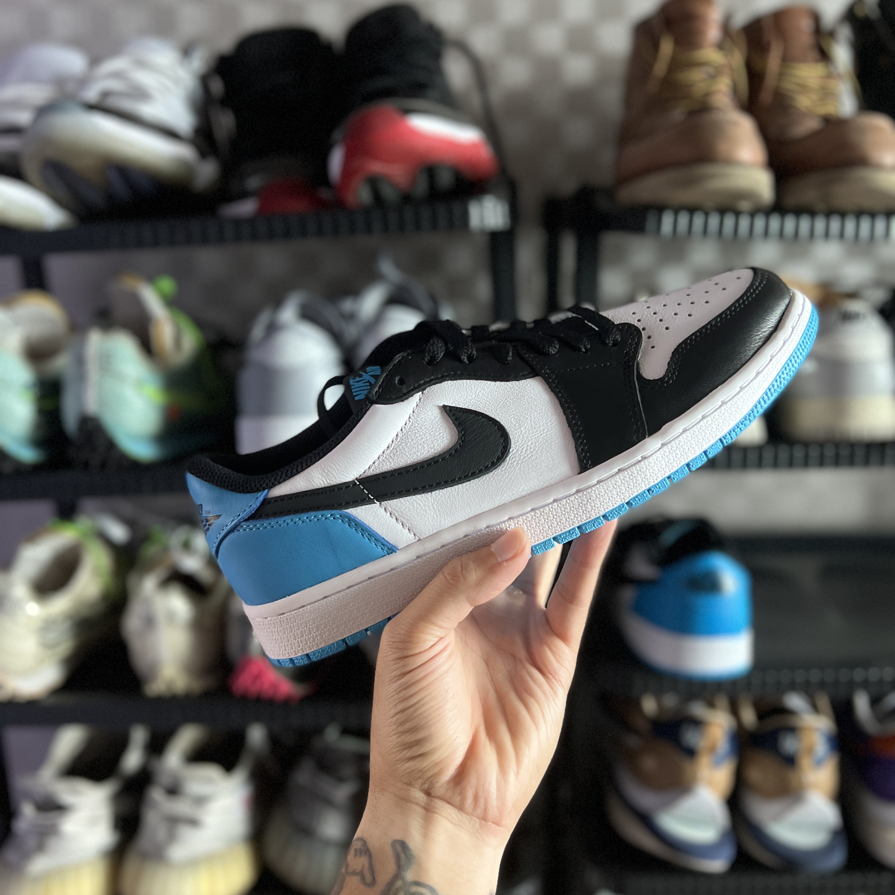 Jordan 1 Retro Low OG Black and Dark Powder Blue 착용 스타일 - 2