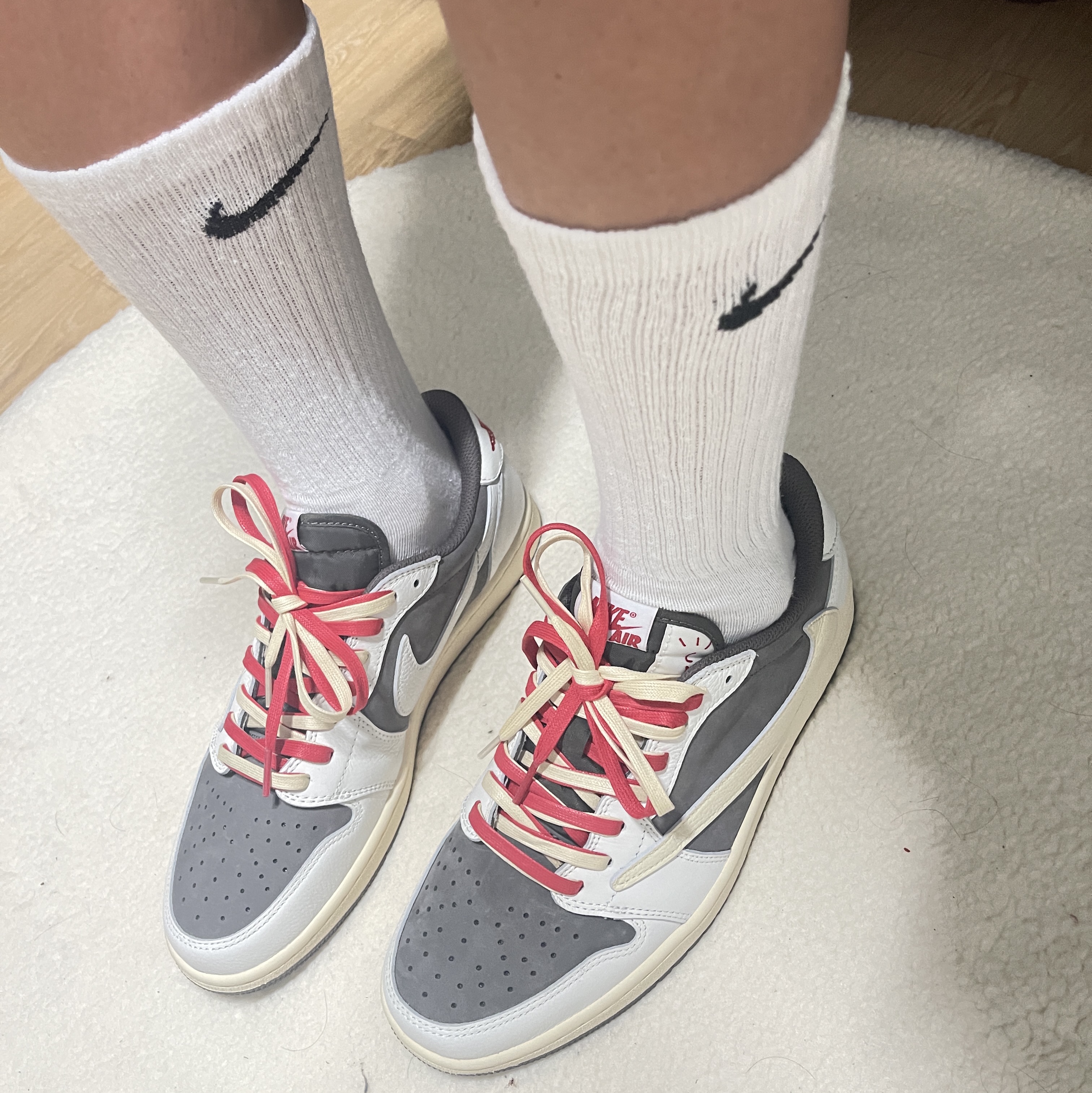 Jordan 1 x Travis Scott Retro Low OG SP Sail and Ridgerock 착용 스타일 - 2