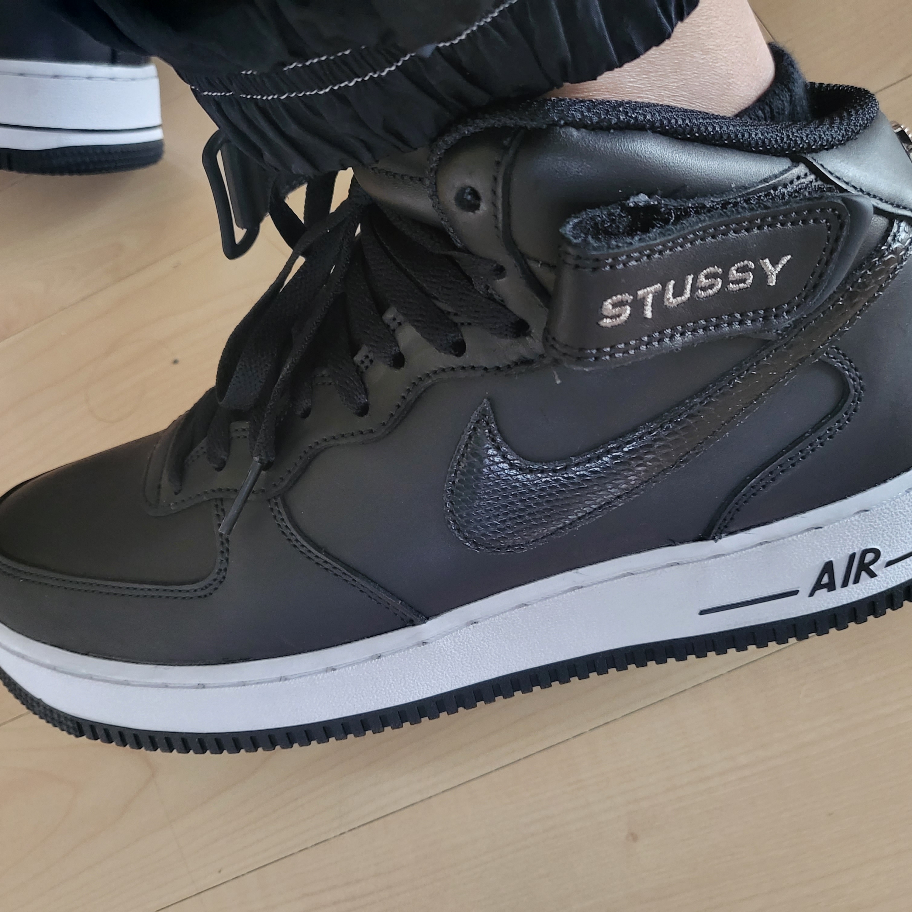 Nike x Stussy Air Force 1 '07 Mid SP Black 착용 스타일 - 1