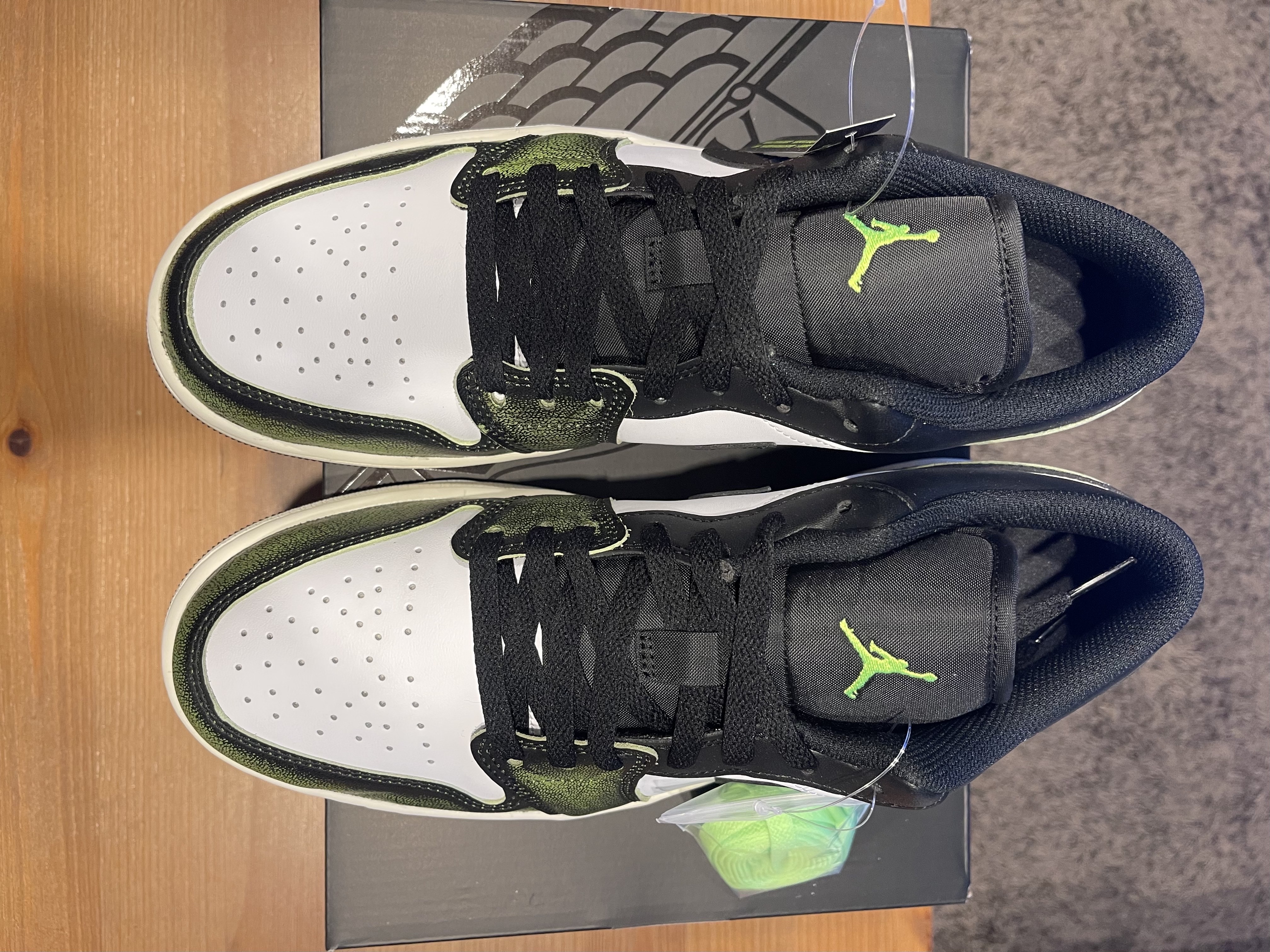 Jordan 1 Low SE Black Electric Green 착용 스타일 - 2