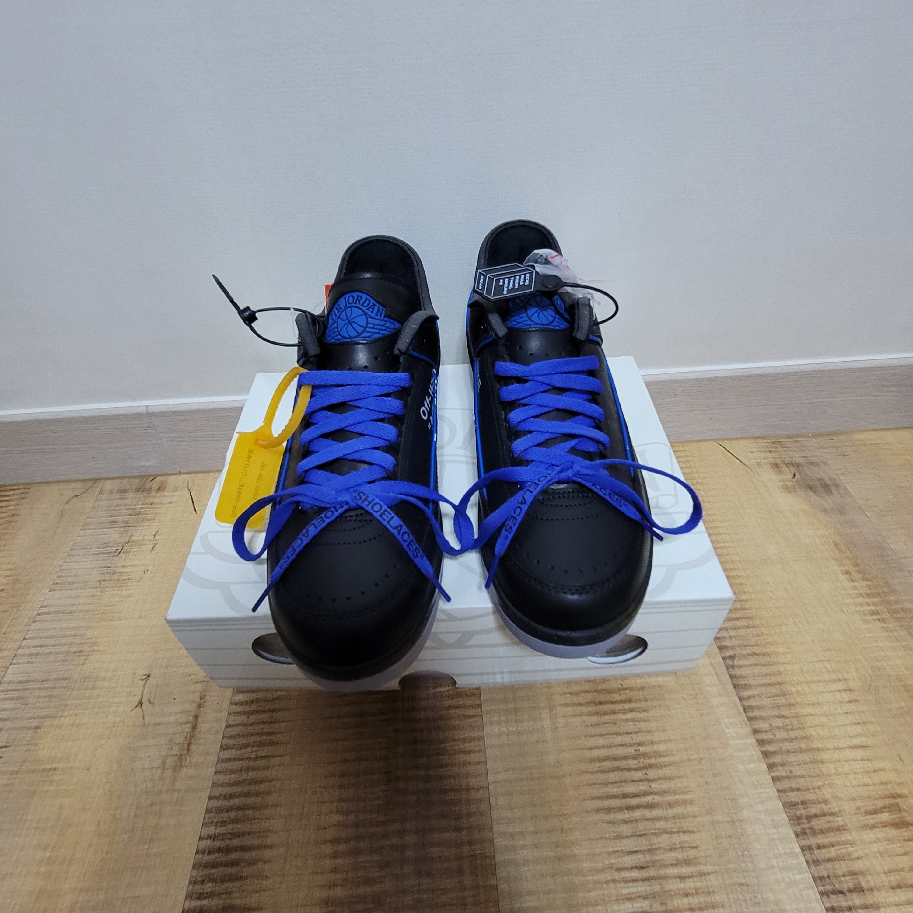 Nike Big Swoosh Full Zip Jacket Black Game Royal, Jordan 2 x Off-White Retro Low SP Black and Varsity Royal 착용 스타일 - 2