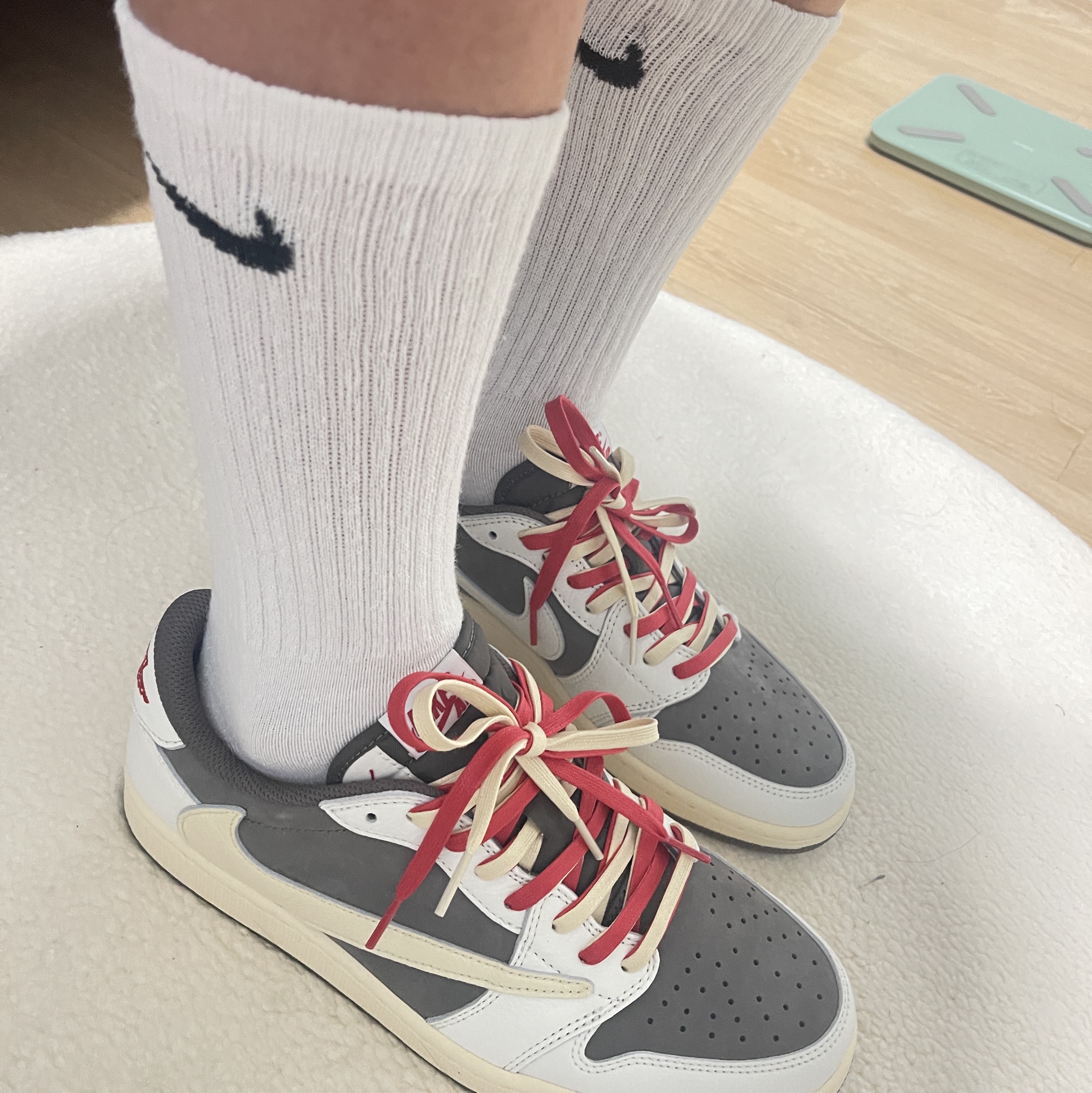 Jordan 1 x Travis Scott Retro Low OG SP Sail and Ridgerock 착용 스타일 - 3