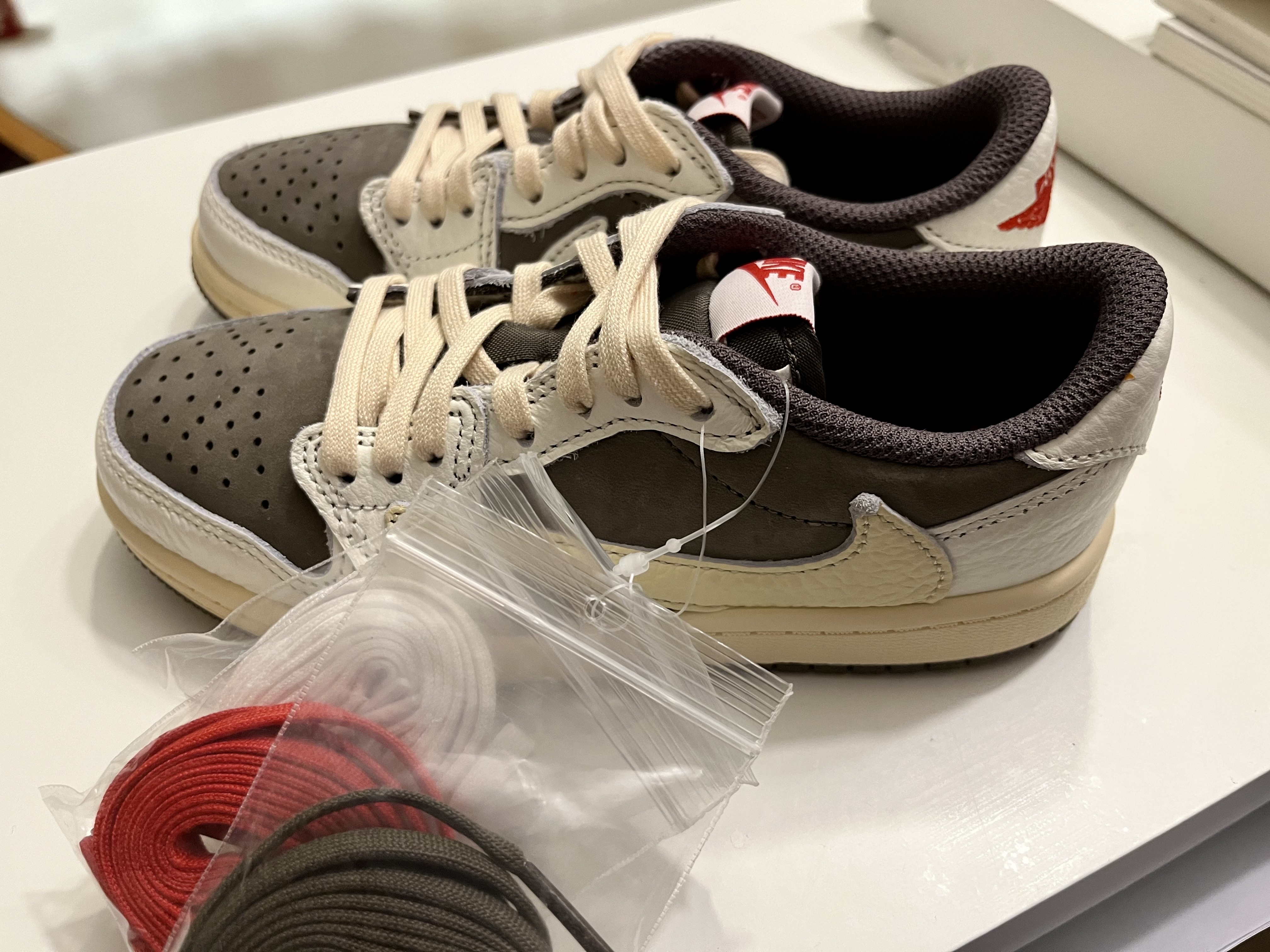 (PS) Jordan 1 x Travis Scott Retro Low OG SP Sail and Ridgerock 착용 스타일 - 2