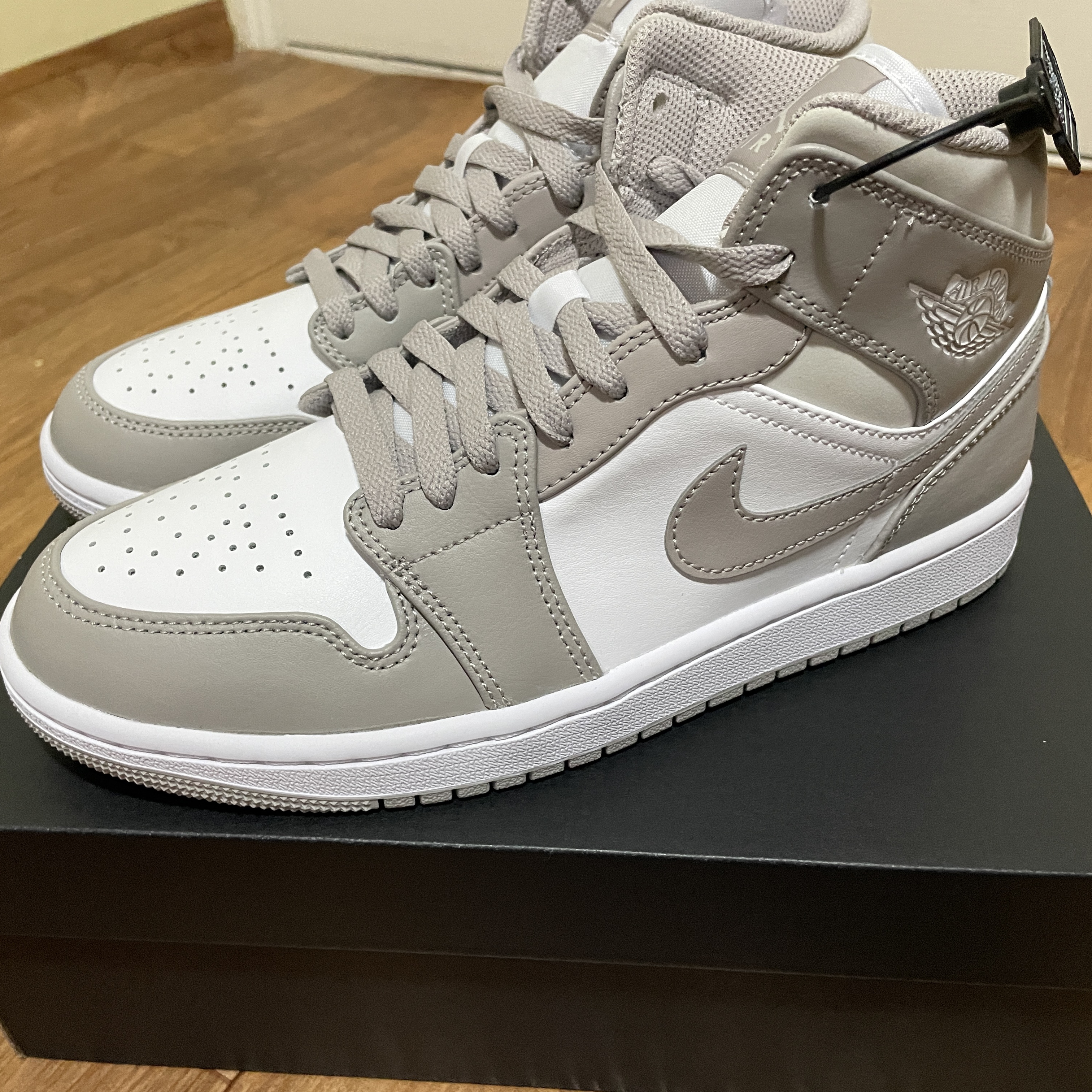 Jordan 1 Mid College Grey 착용 스타일