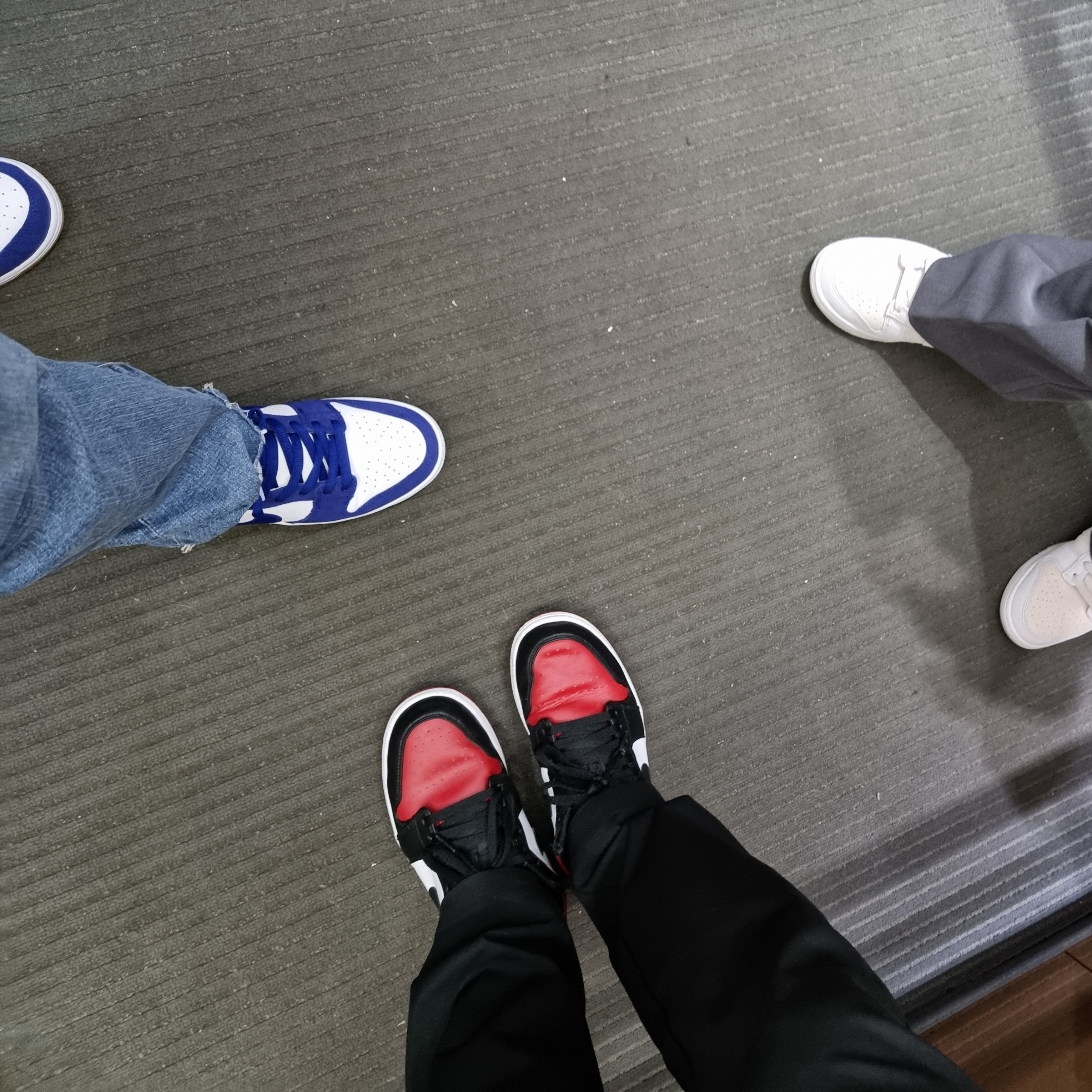 Jordan 1 Low Bred Toe, Nike SB Dunk Low Pro Premium Deep Royal Blue 착용 스타일
