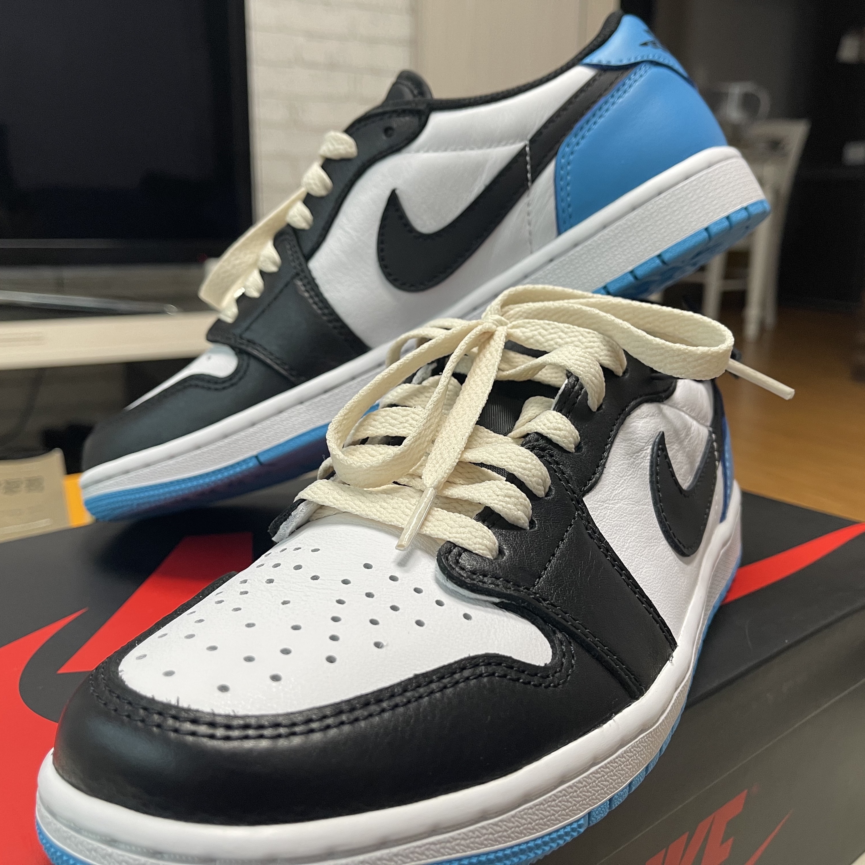 Jordan 1 Retro Low OG Black and Dark Powder Blue 착용 스타일 - 1