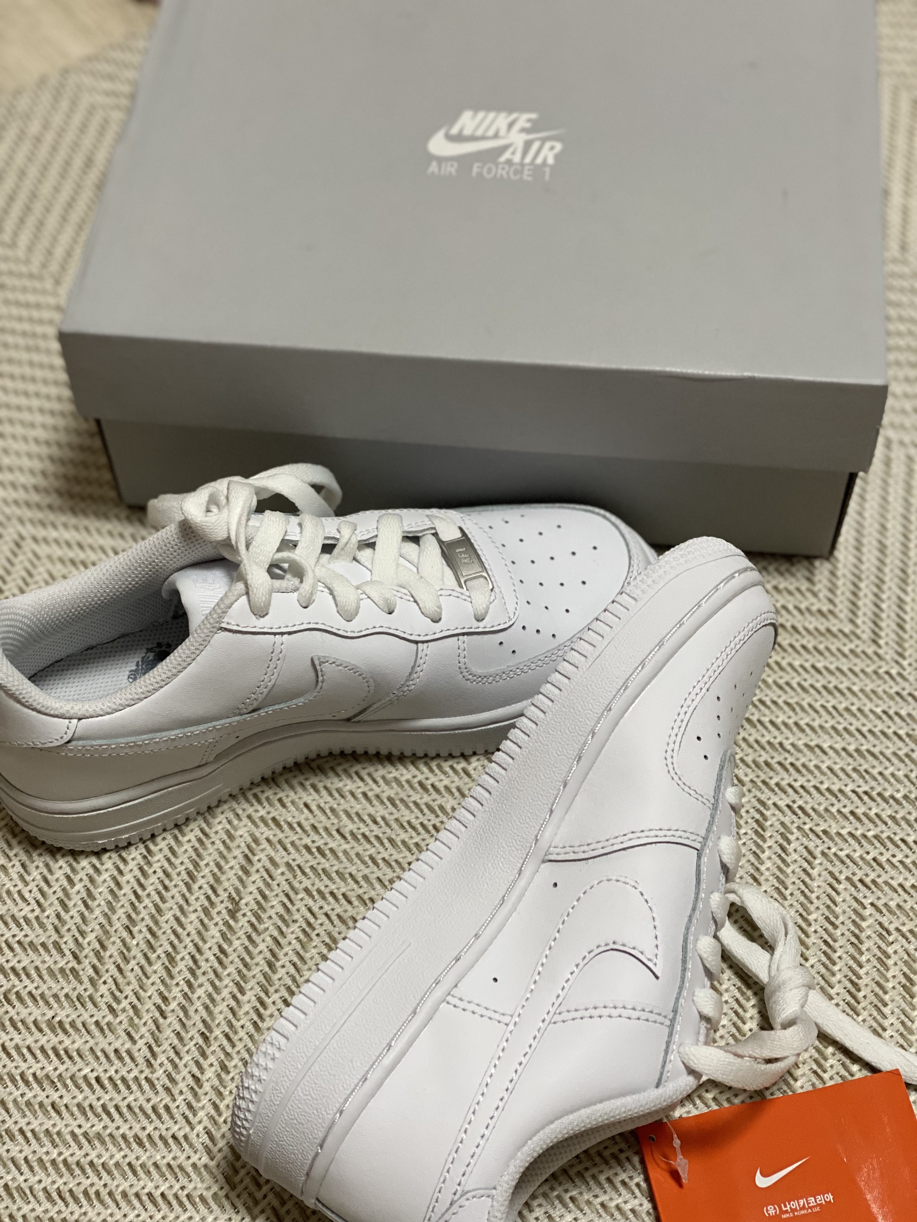 (GS) Nike Air Force 1 LE White 착용 스타일