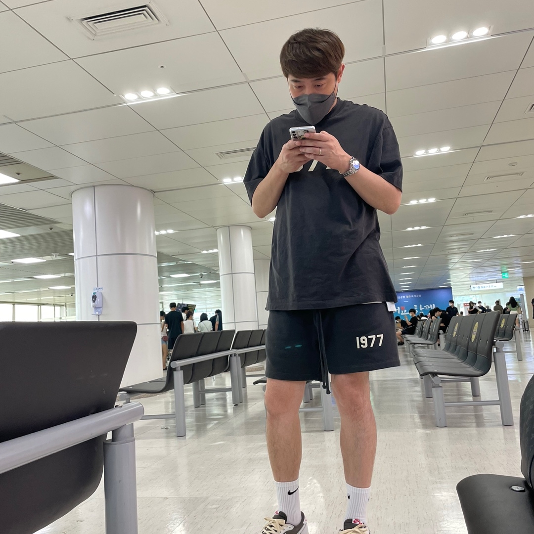Jordan 1 x Travis Scott Retro Low OG SP Sail and Ridgerock, Essentials 1977 Shorts Iron - 22SS 착용 스타일 - 3