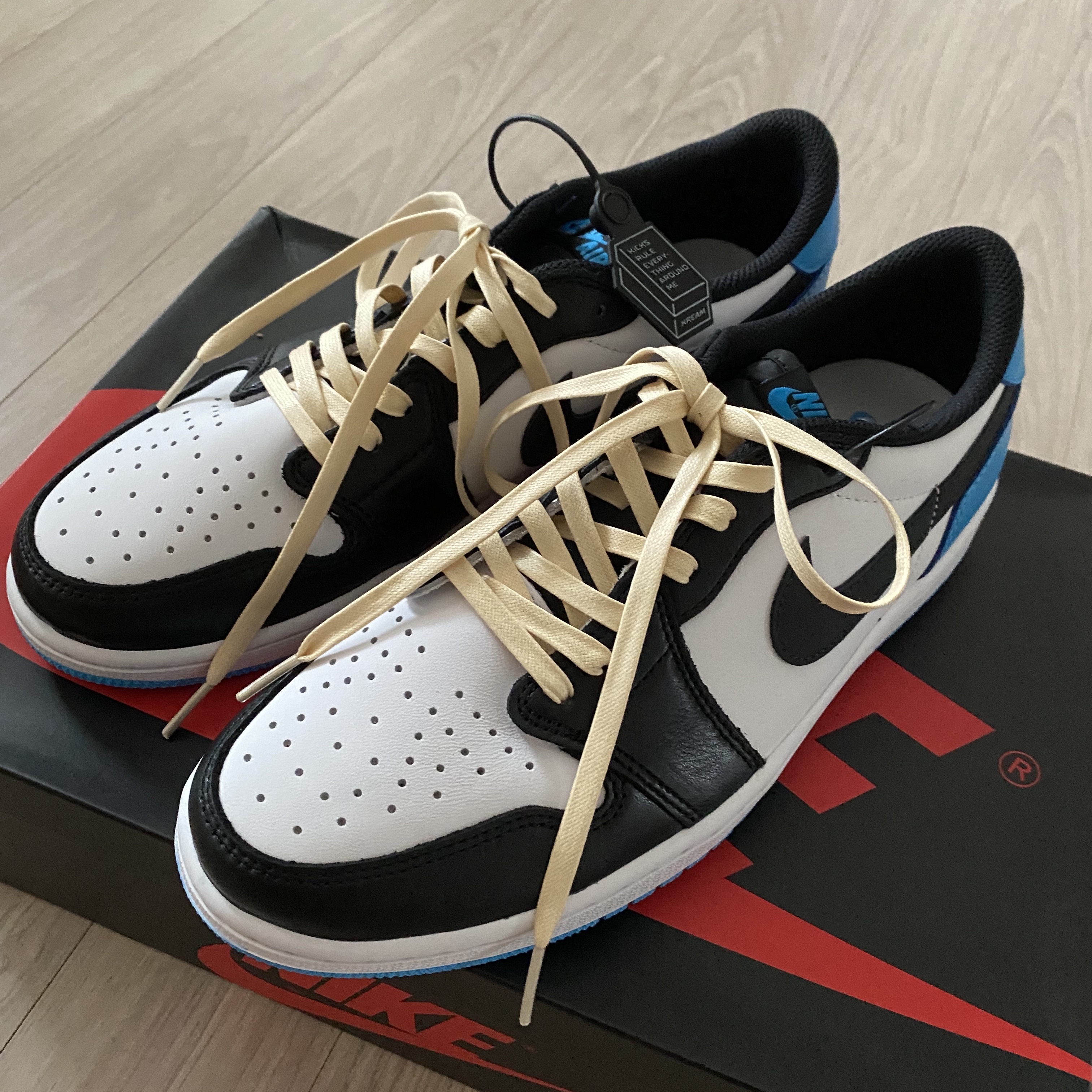 Jordan 1 Retro Low OG Black and Dark Powder Blue 착용 스타일