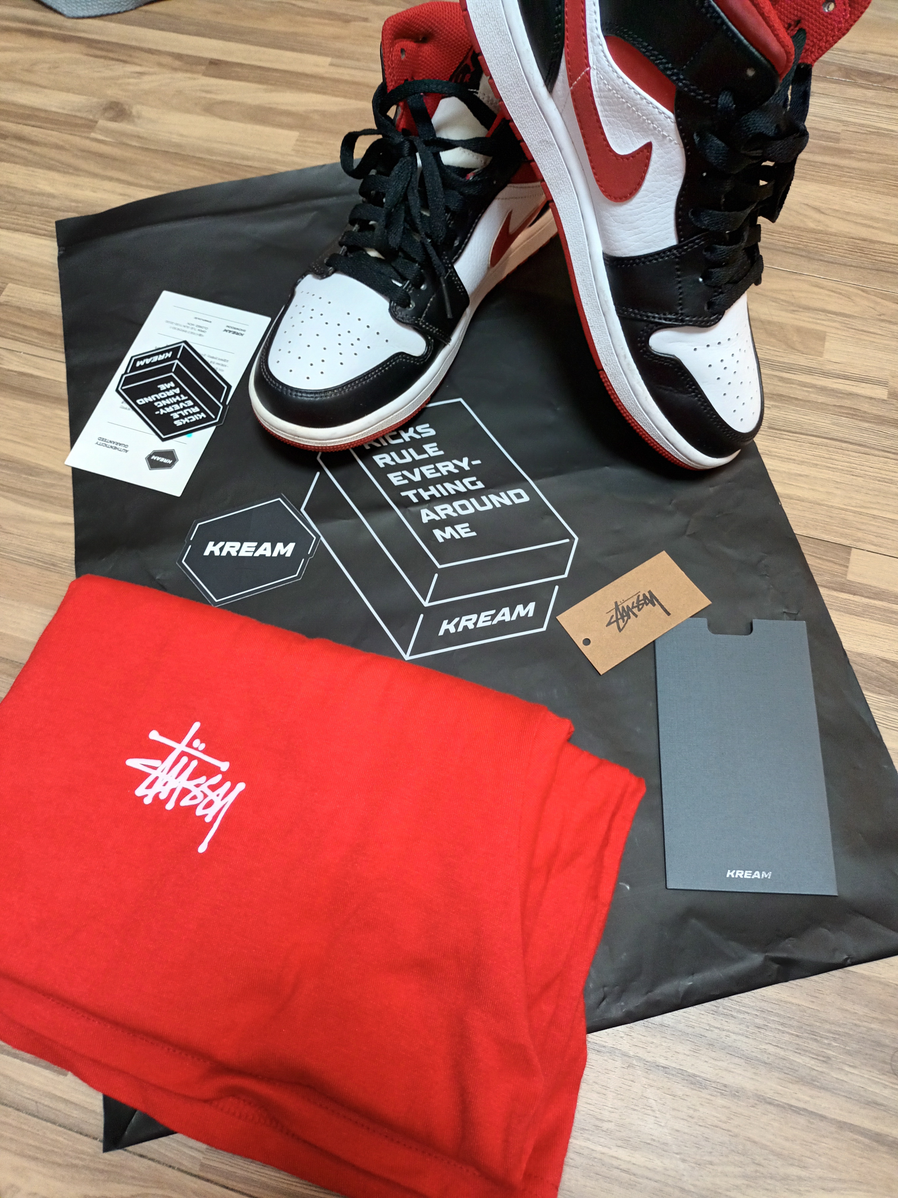 Stussy Basic Stussy T-Shirt Red 2022, Jordan 1 Mid Gym Red Black White 착용 스타일 - 1