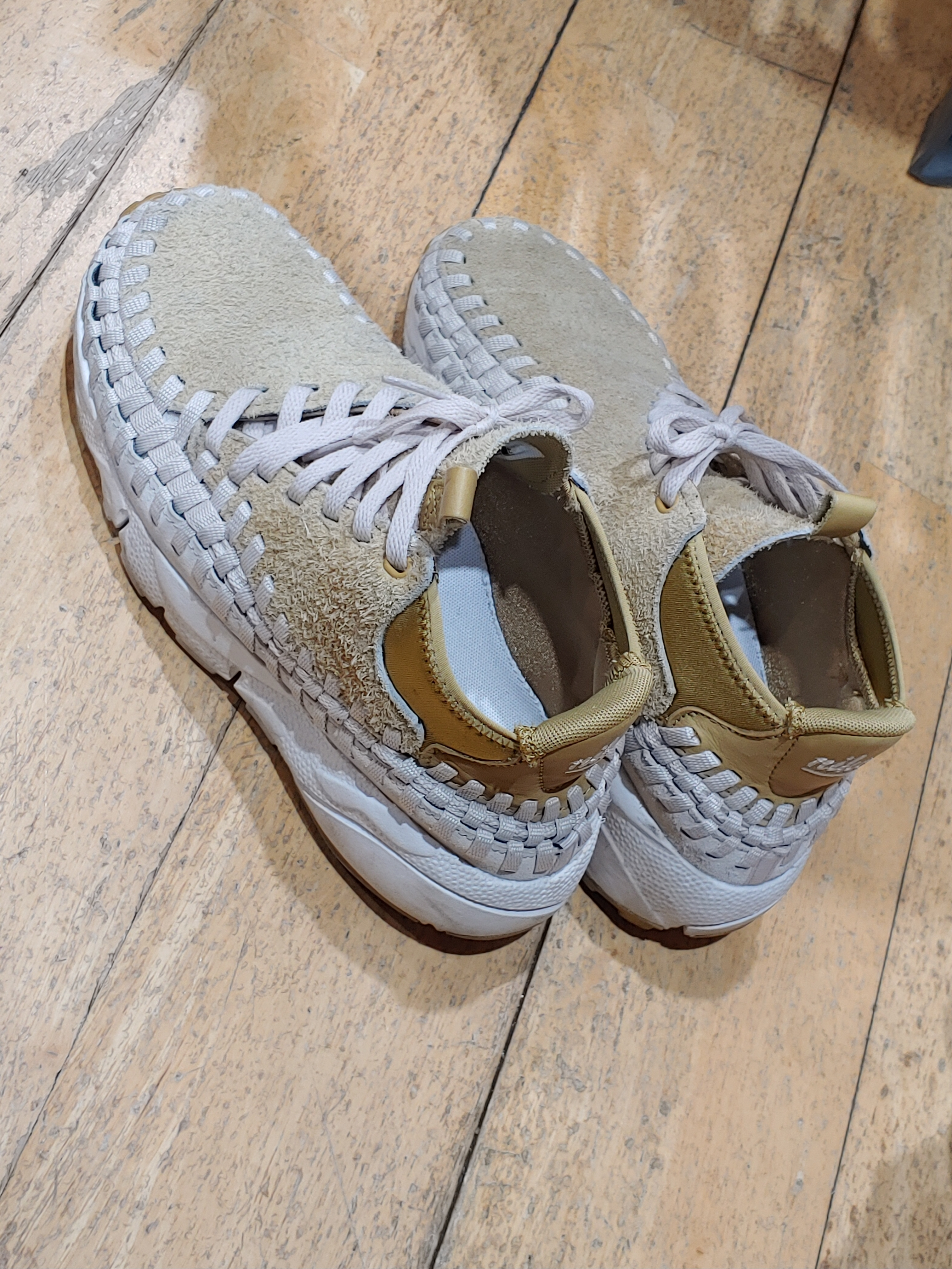 Nike Air Footscape Woven Chukka Flat Gold 착용 스타일