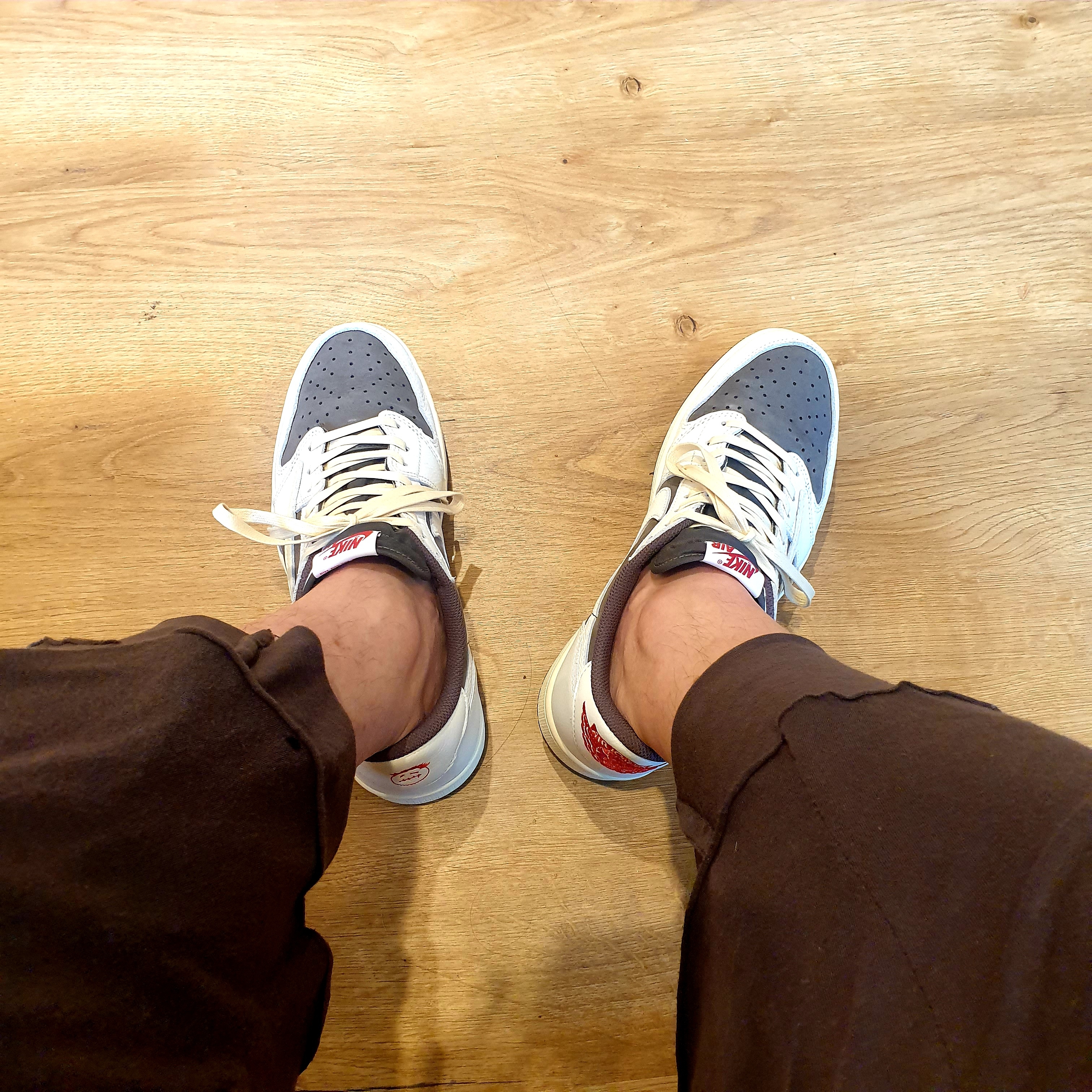 Jordan 1 x Travis Scott Retro Low OG SP Sail and Ridgerock 착용 스타일