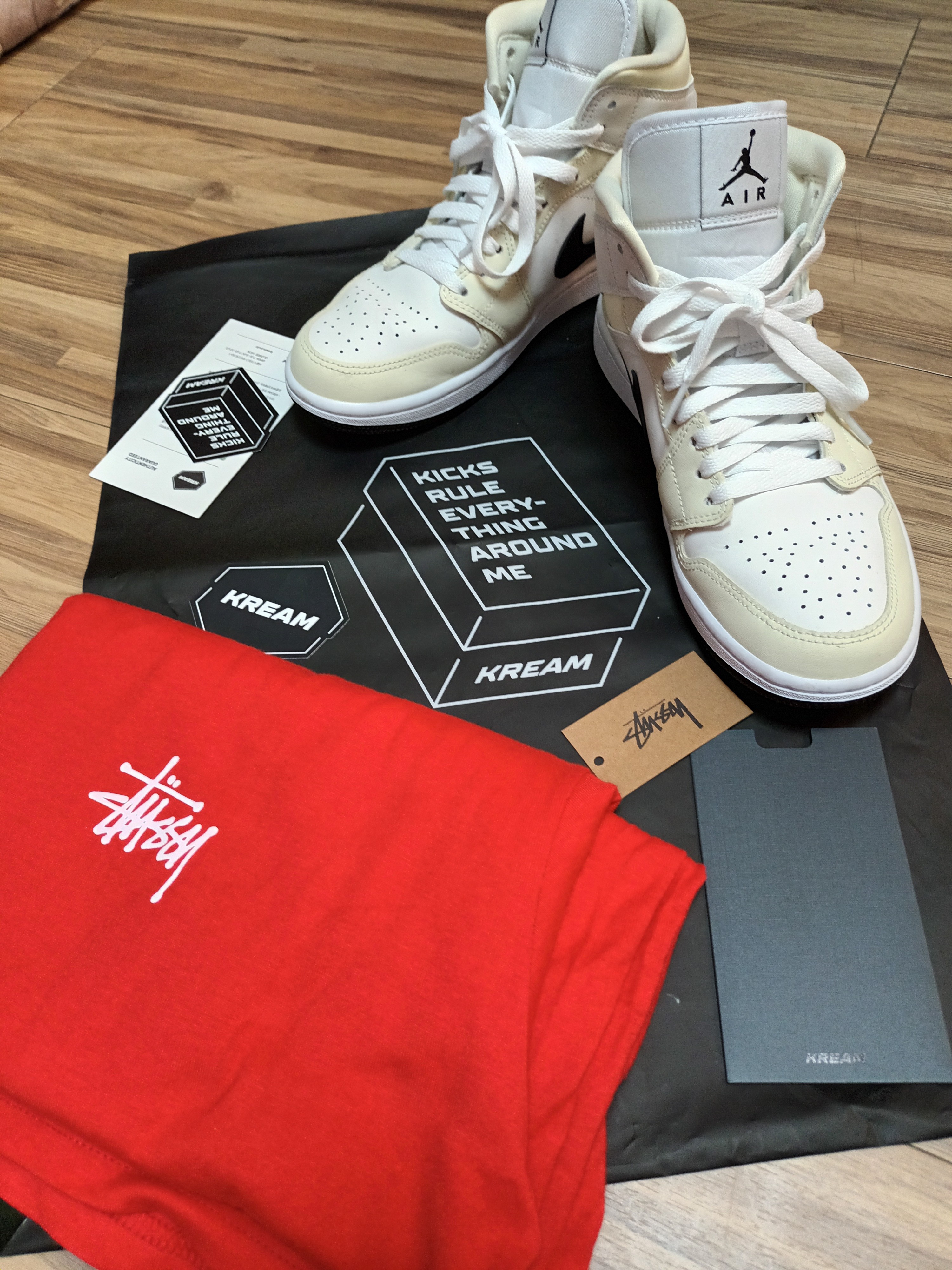 Stussy Basic Stussy T-Shirt Red 2022, Jordan 1 Mid Gym Red Black White 착용 스타일 - 5
