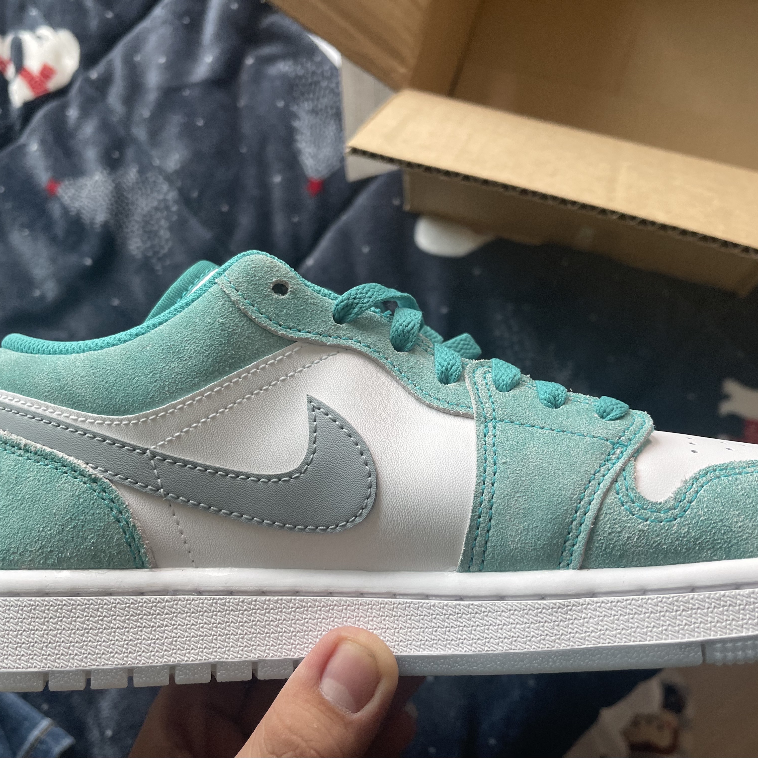 Jordan 1 Low SE New Emerald 착용 스타일 - 2