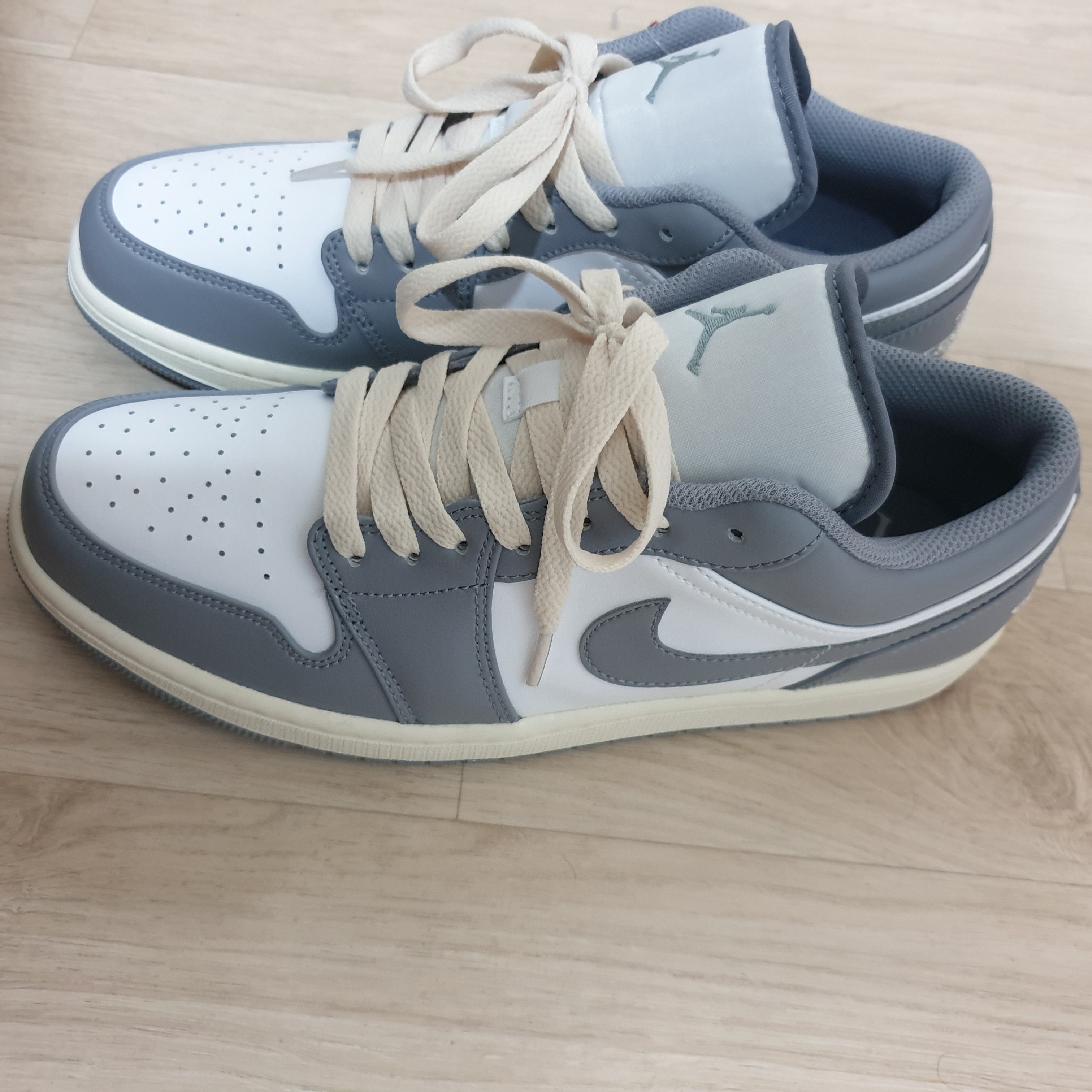 Jordan 1 Low Stealth and White 착용 스타일 - 2