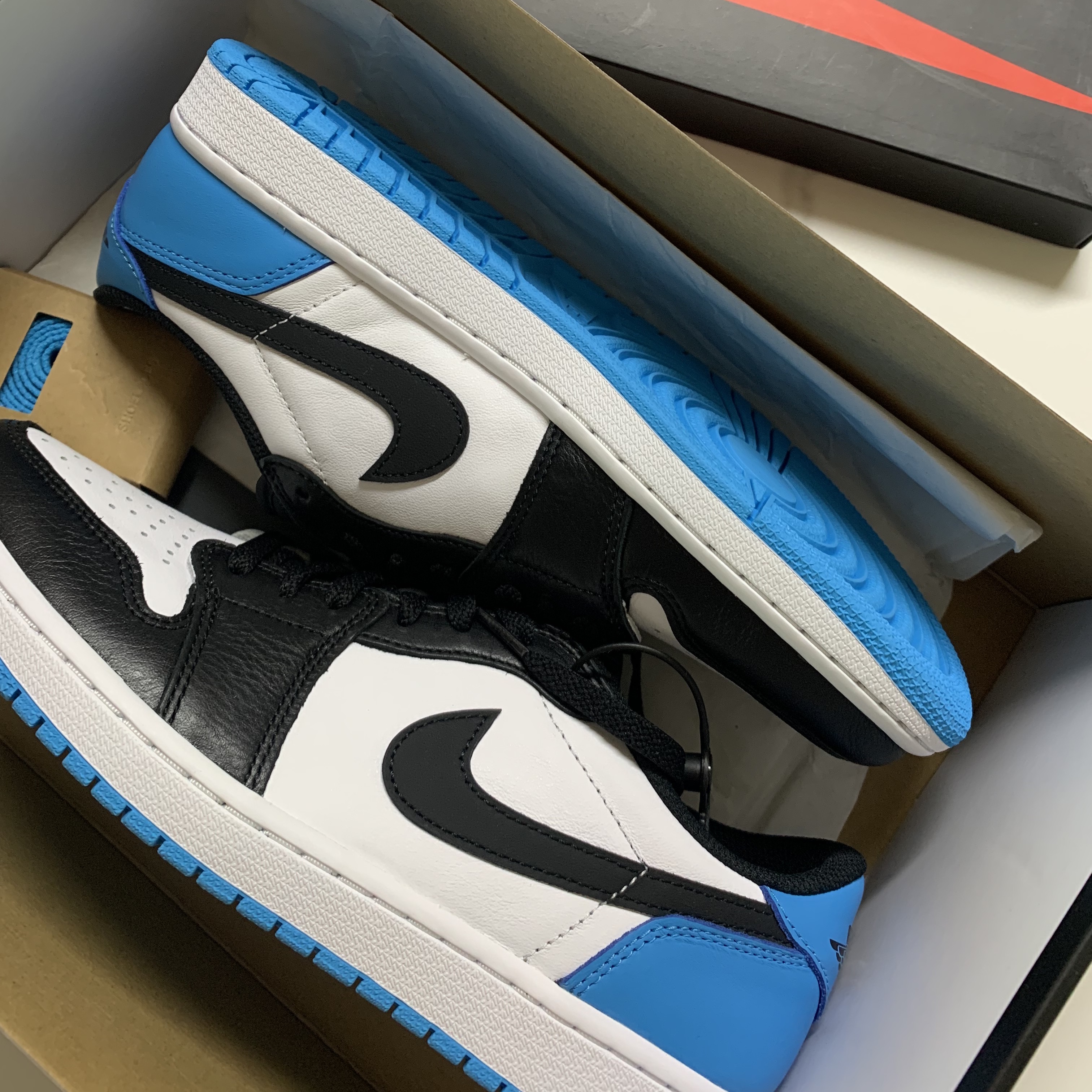 Jordan 1 Retro Low OG Black and Dark Powder Blue 착용 스타일