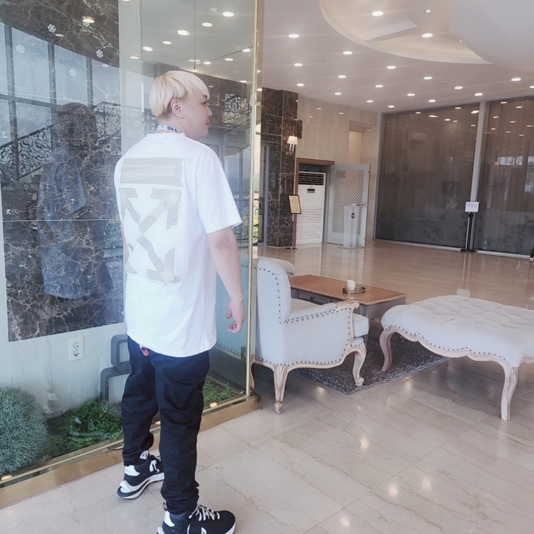 Nike x Sacai x Jean Paul Gaultier VaporWaffle Black White 착용 스타일 - 3