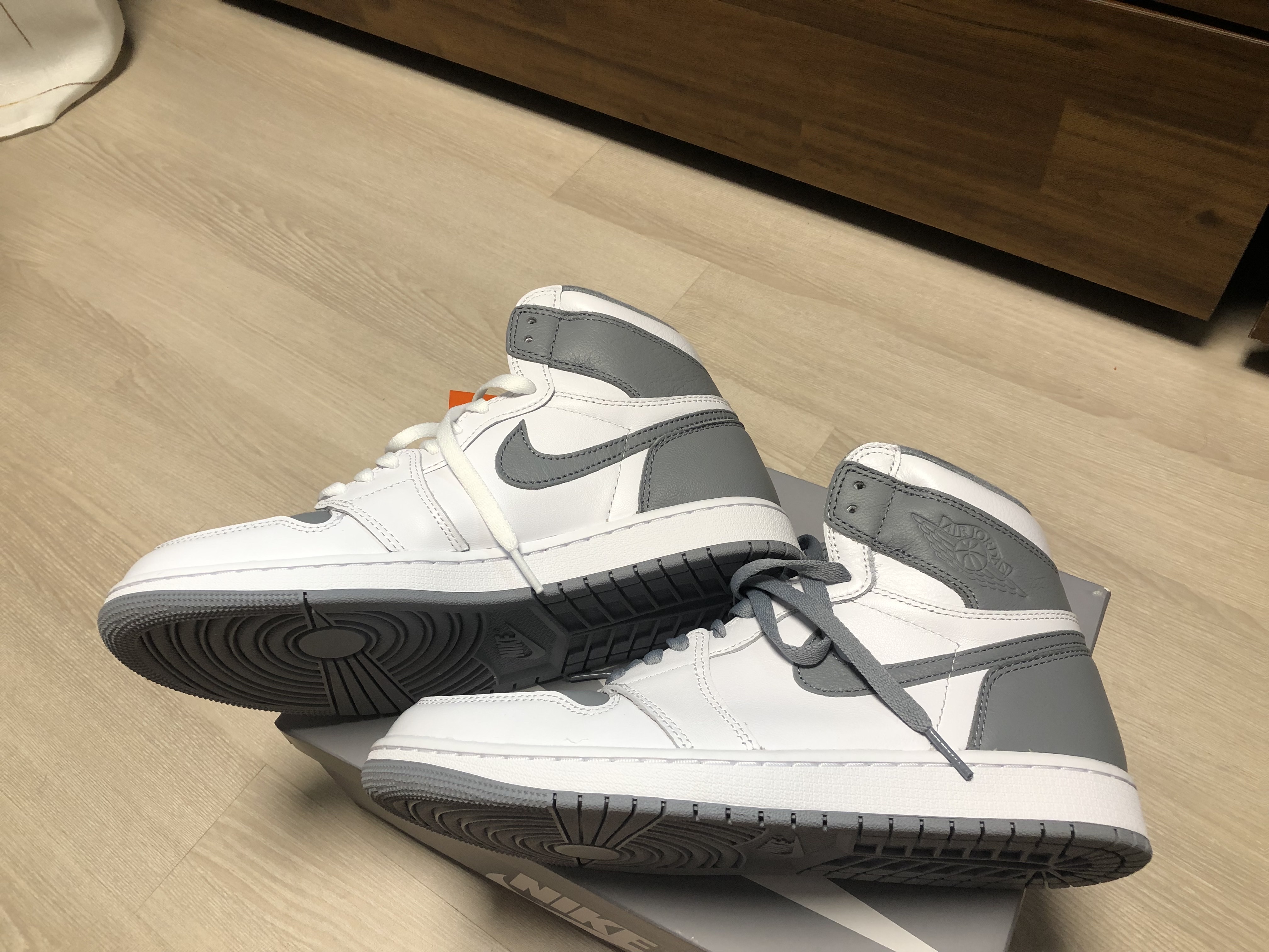Jordan 1 Retro High OG Stealth 착용 스타일 - 4
