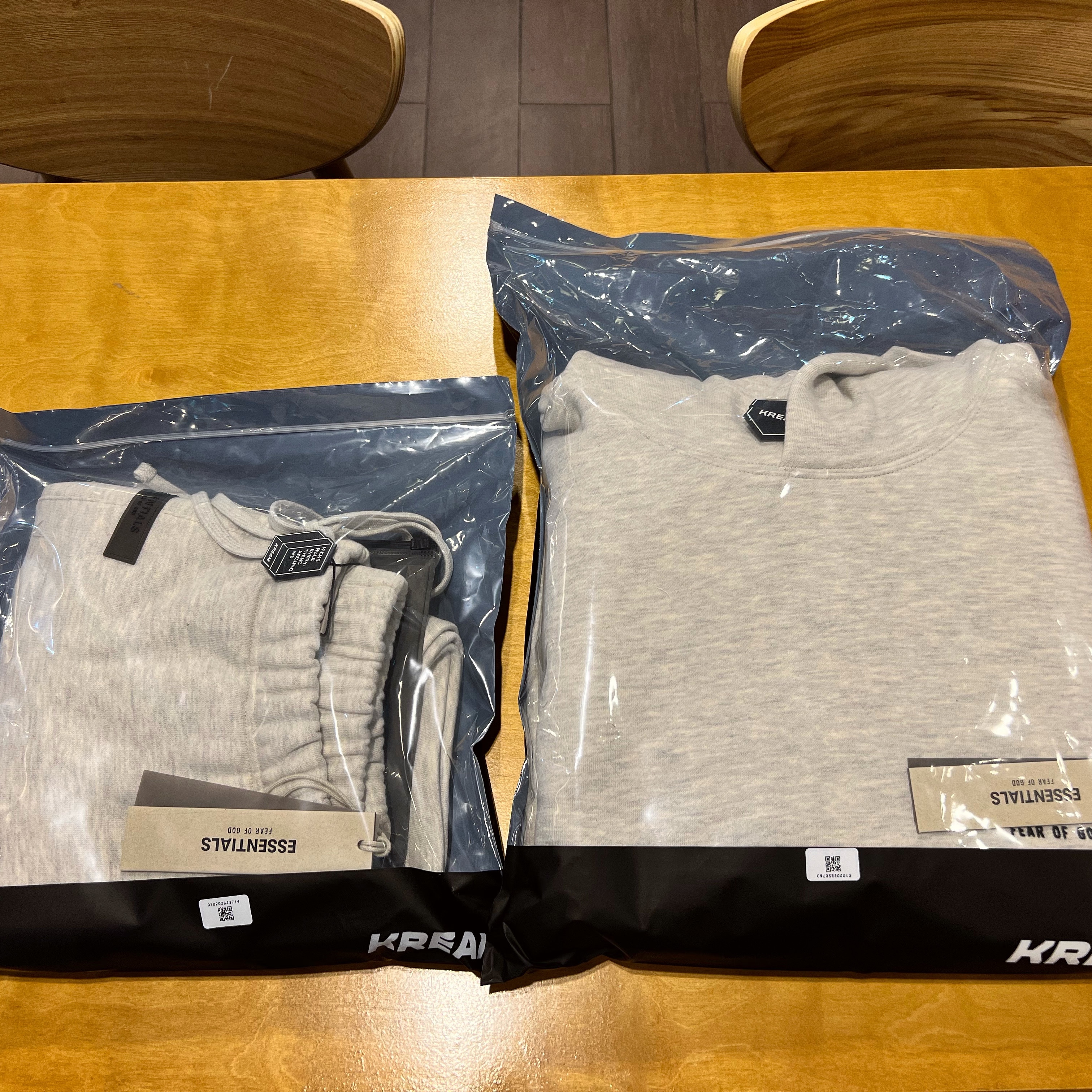 Essentials The Core Collection Hoodie Light Oatmeal, Essentials The Core Collection Sweatshorts Light Oatmeal 착용 스타일