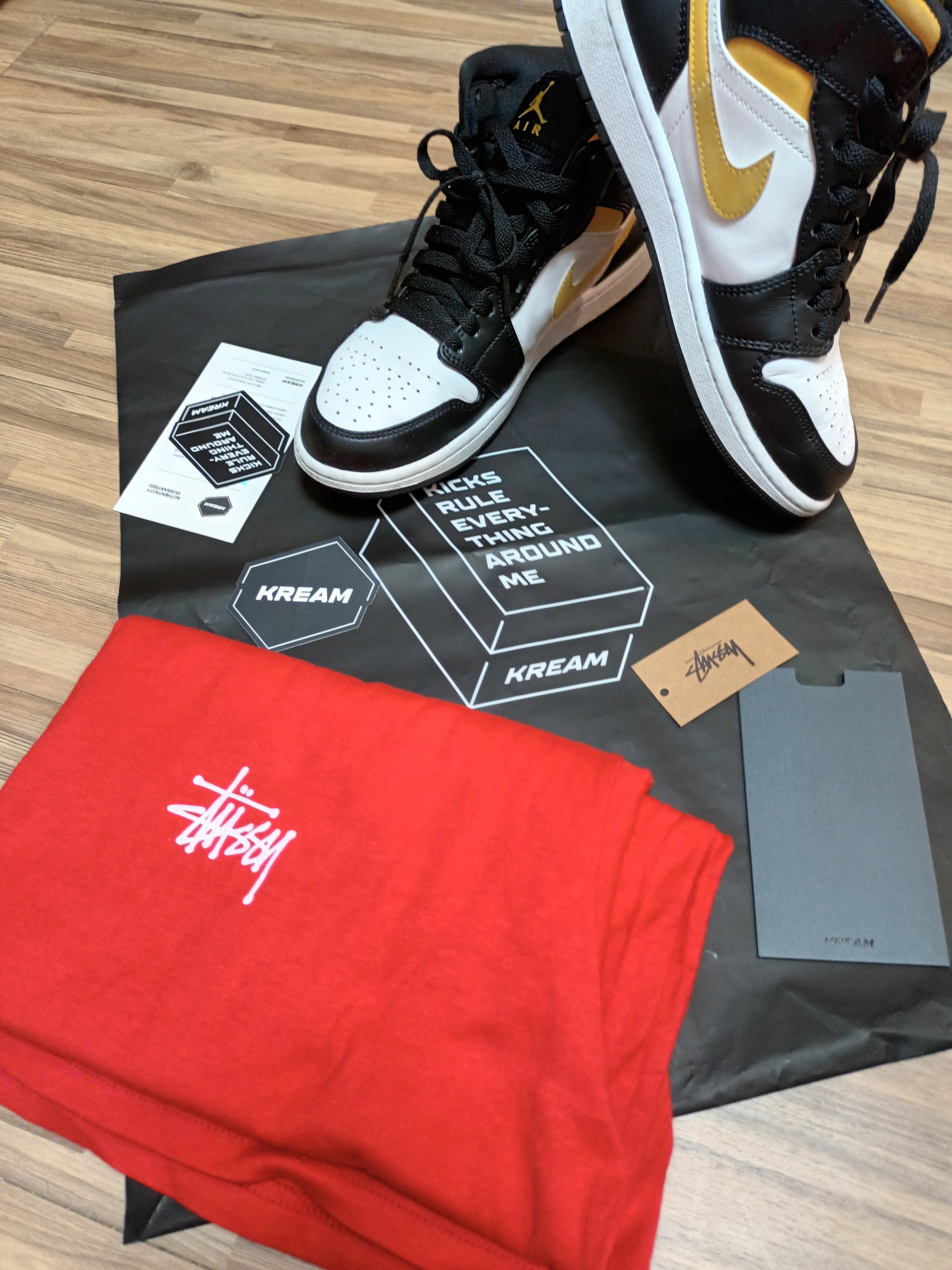Stussy Basic Stussy T-Shirt Red 2022, Jordan 1 Mid Gym Red Black White 착용 스타일 - 2