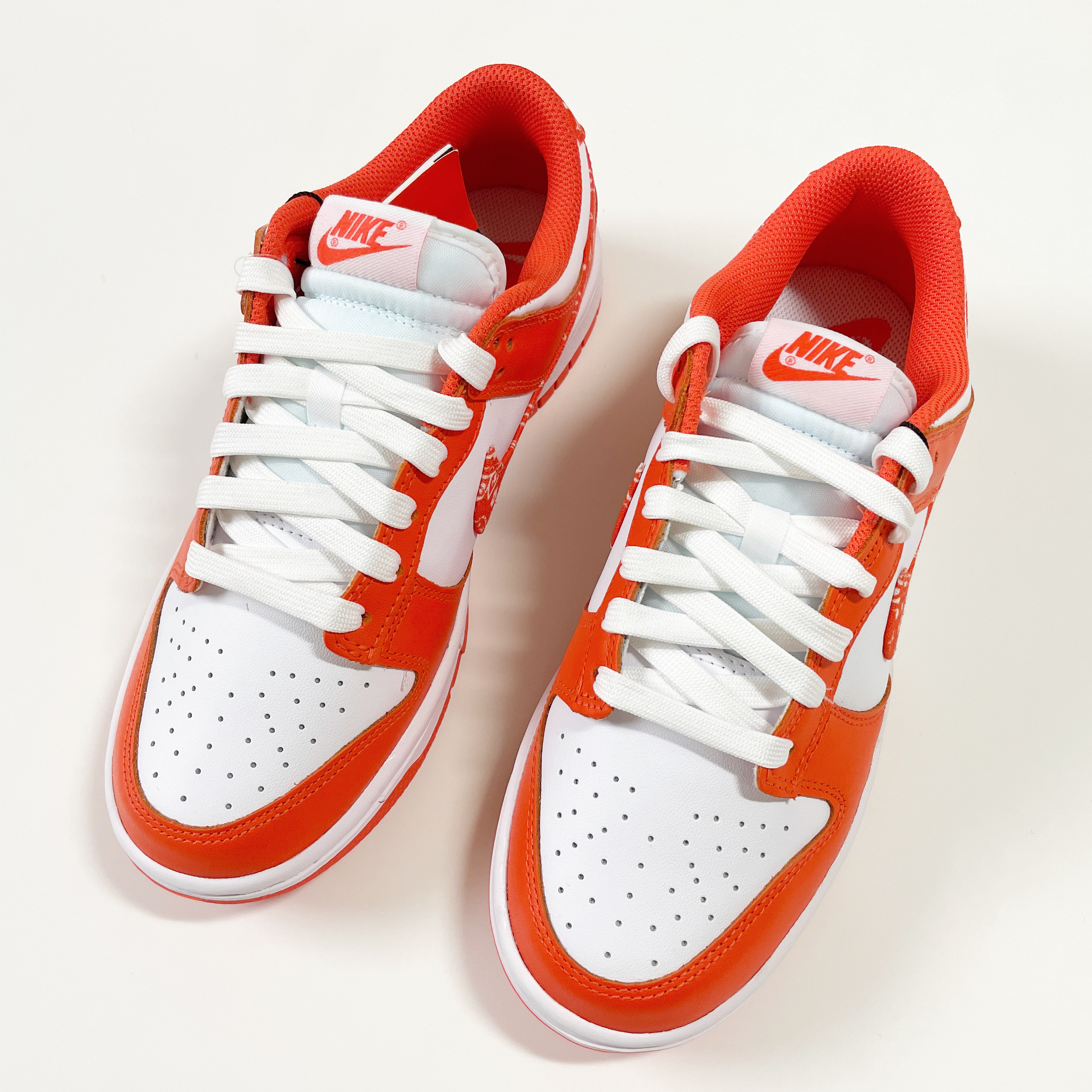 (W) Nike Dunk Low Essential Orange Paisley 착용 스타일 - 3