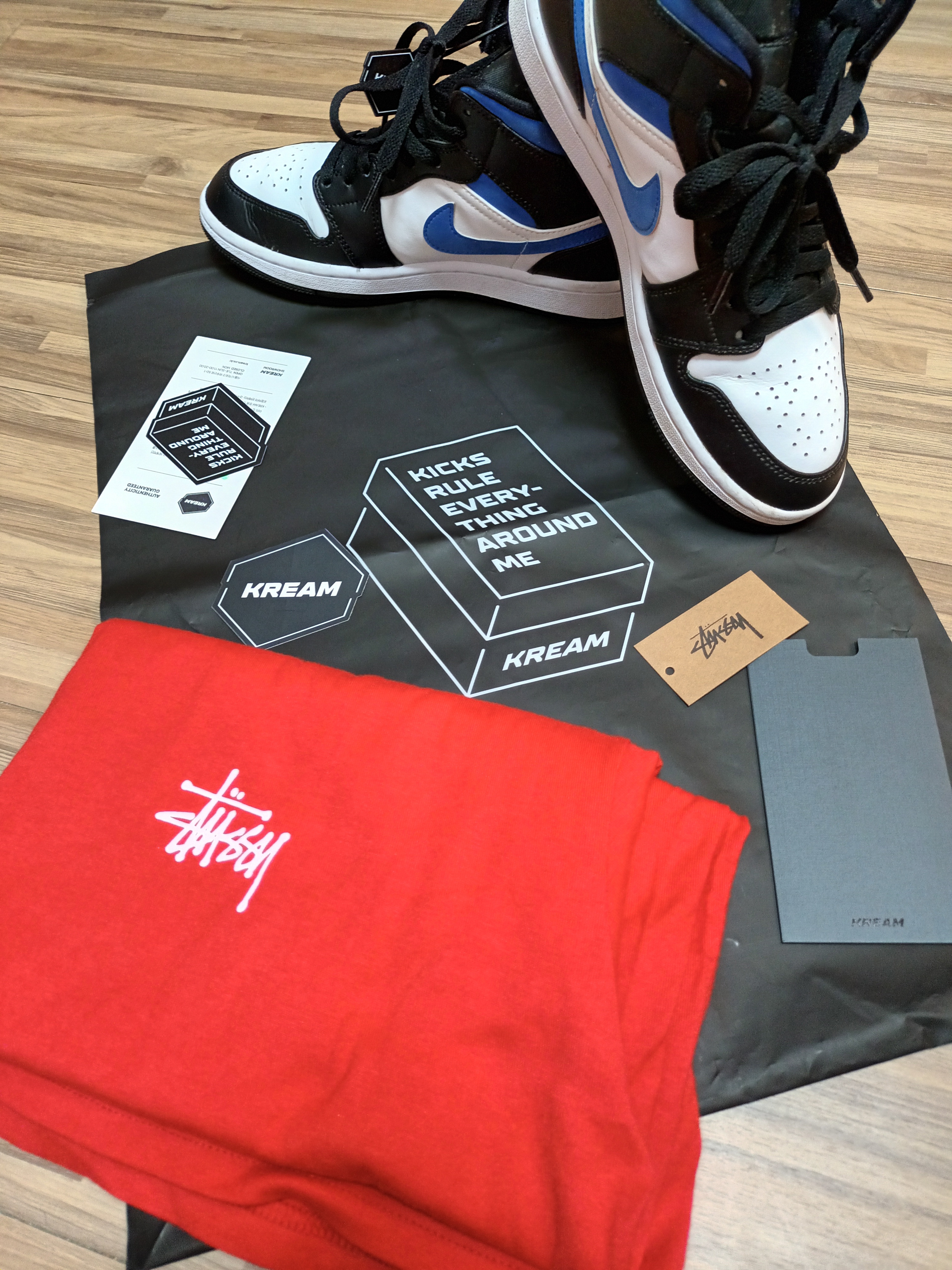 Stussy Basic Stussy T-Shirt Red 2022, Jordan 1 Mid Gym Red Black White 착용 스타일 - 3