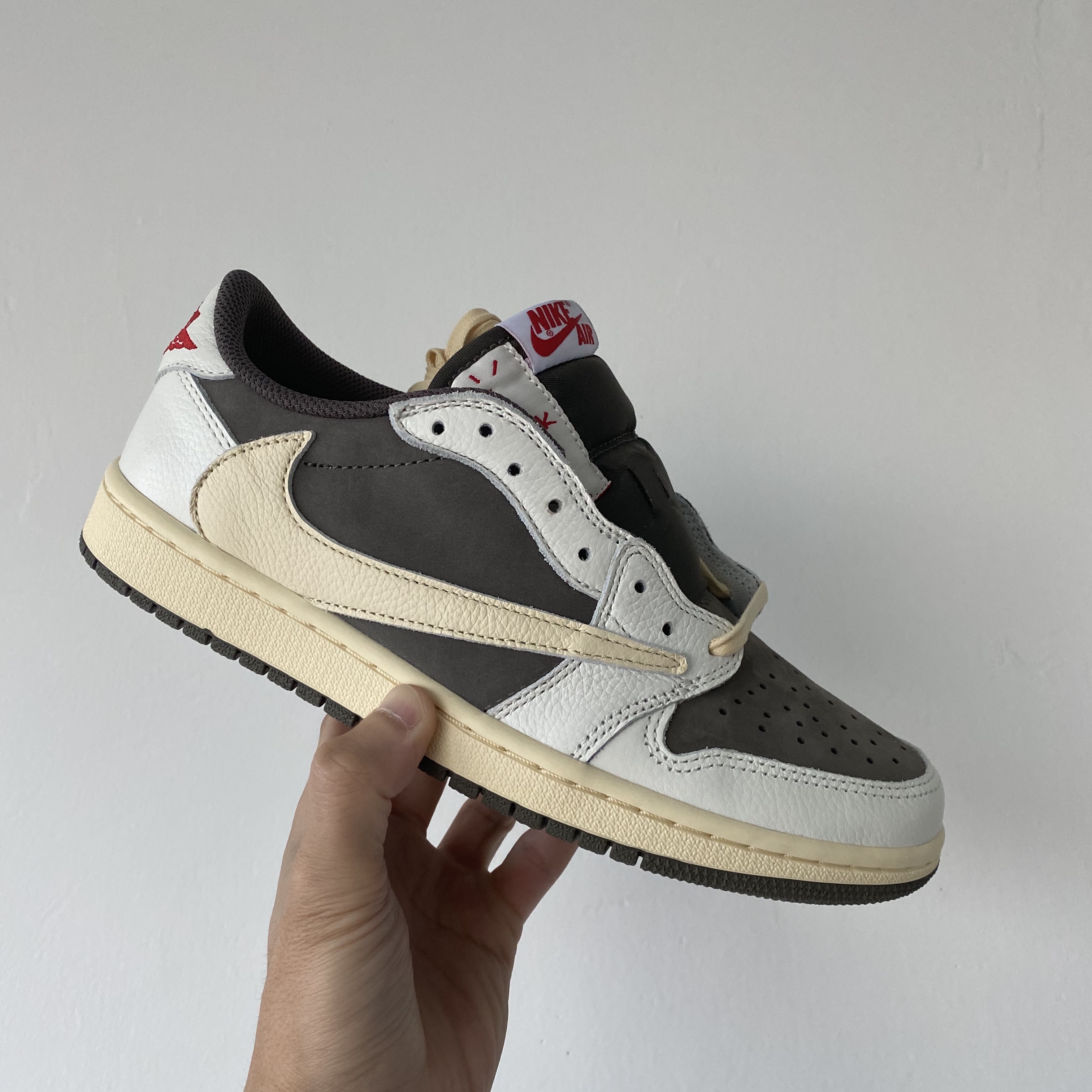Jordan 1 x Travis Scott Retro Low OG SP Sail and Ridgerock 착용 스타일