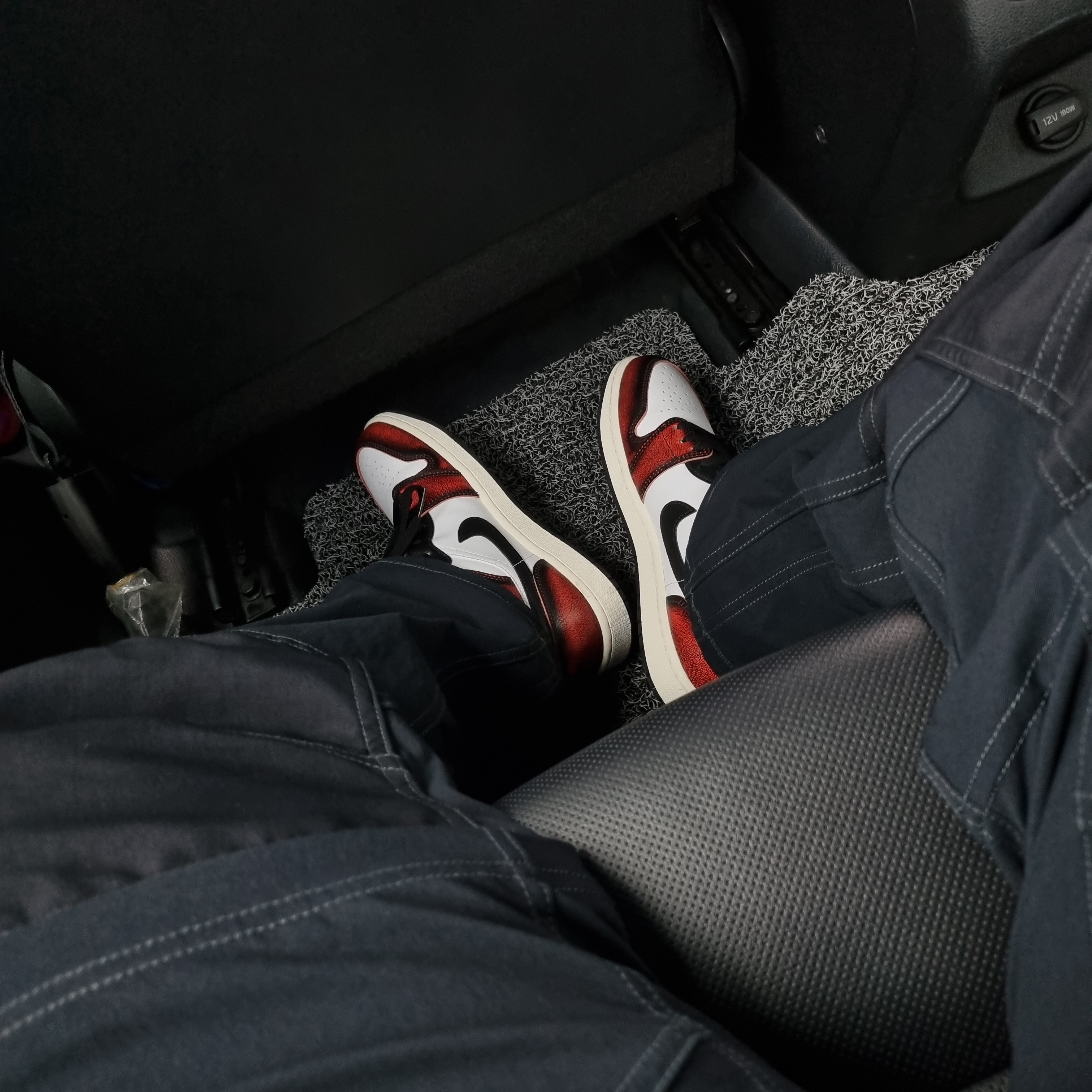Jordan 1 Mid SE Infrared 23, Nike ACG Smith Summit Cargo Pants Black Summit White - Asia 착용 스타일 - 2