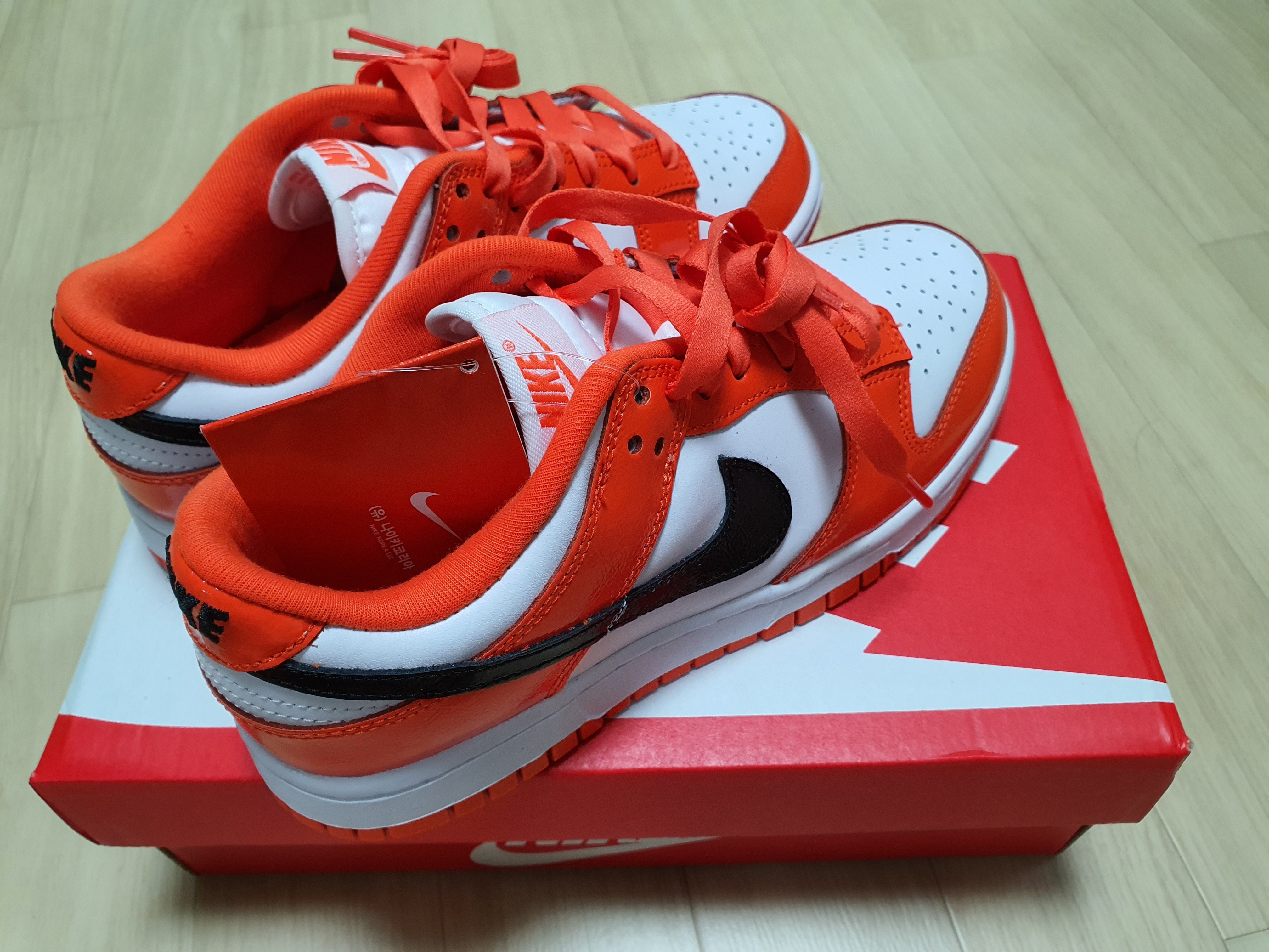 (W) Nike Dunk Low Essential Brilliant Orange 착용 스타일 - 2