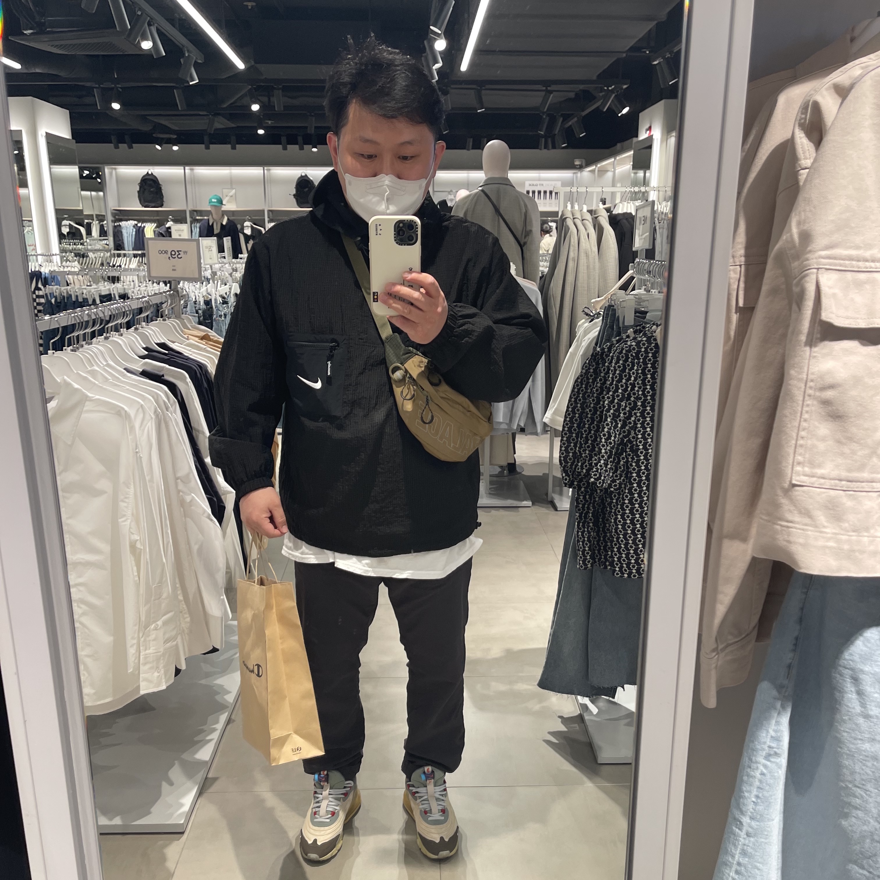 Palace Ballistic CrossBody Gold - 20FW, Supreme x Nike Jewel Reversible Ripstop Anorak Black - 20FW 착용 스타일