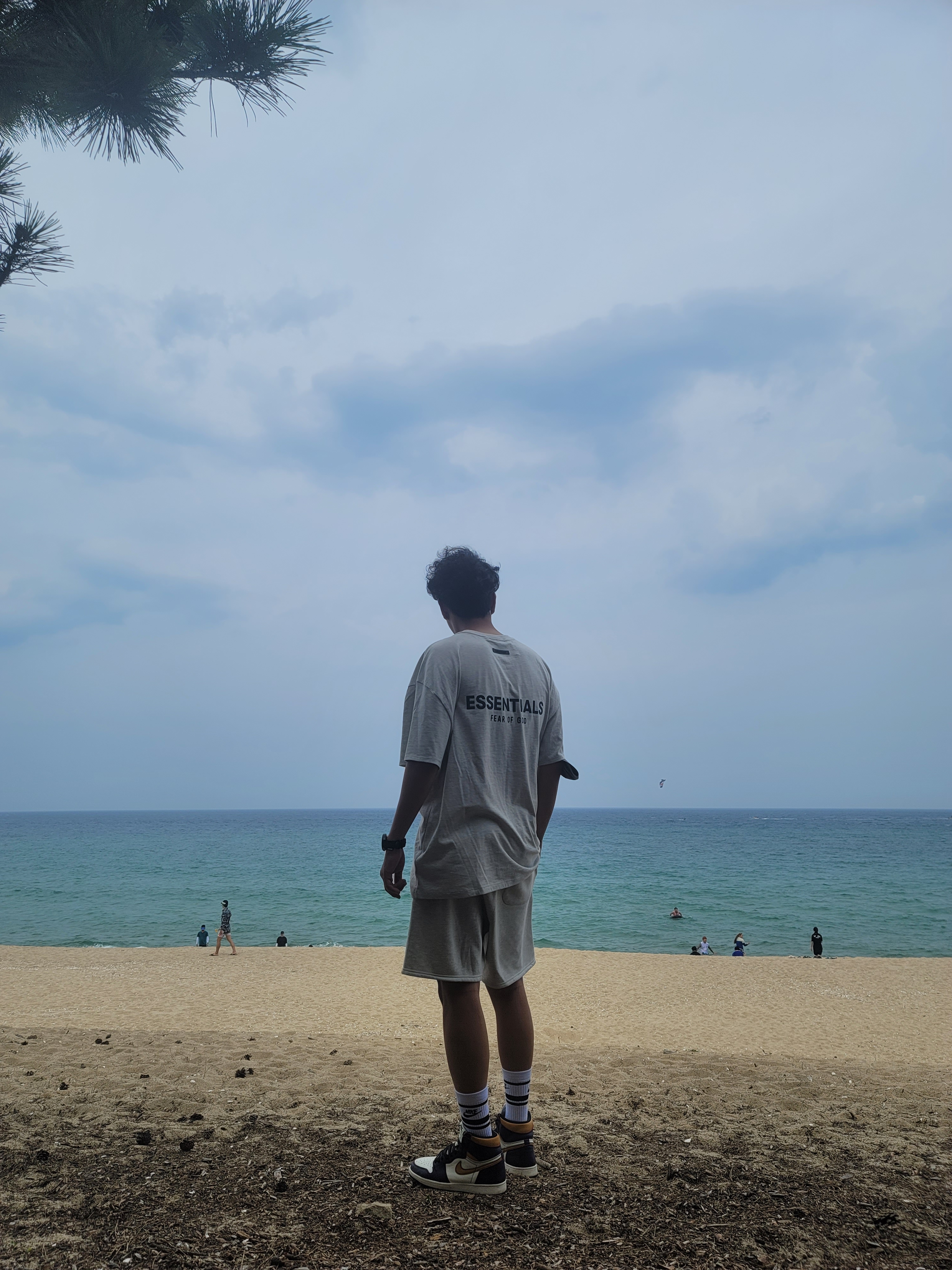 Essentials The Core Collection Sweatshorts Oatmeal, Essentials The Core Collection T-Shirt Light Oatmeal 착용 스타일 - 2