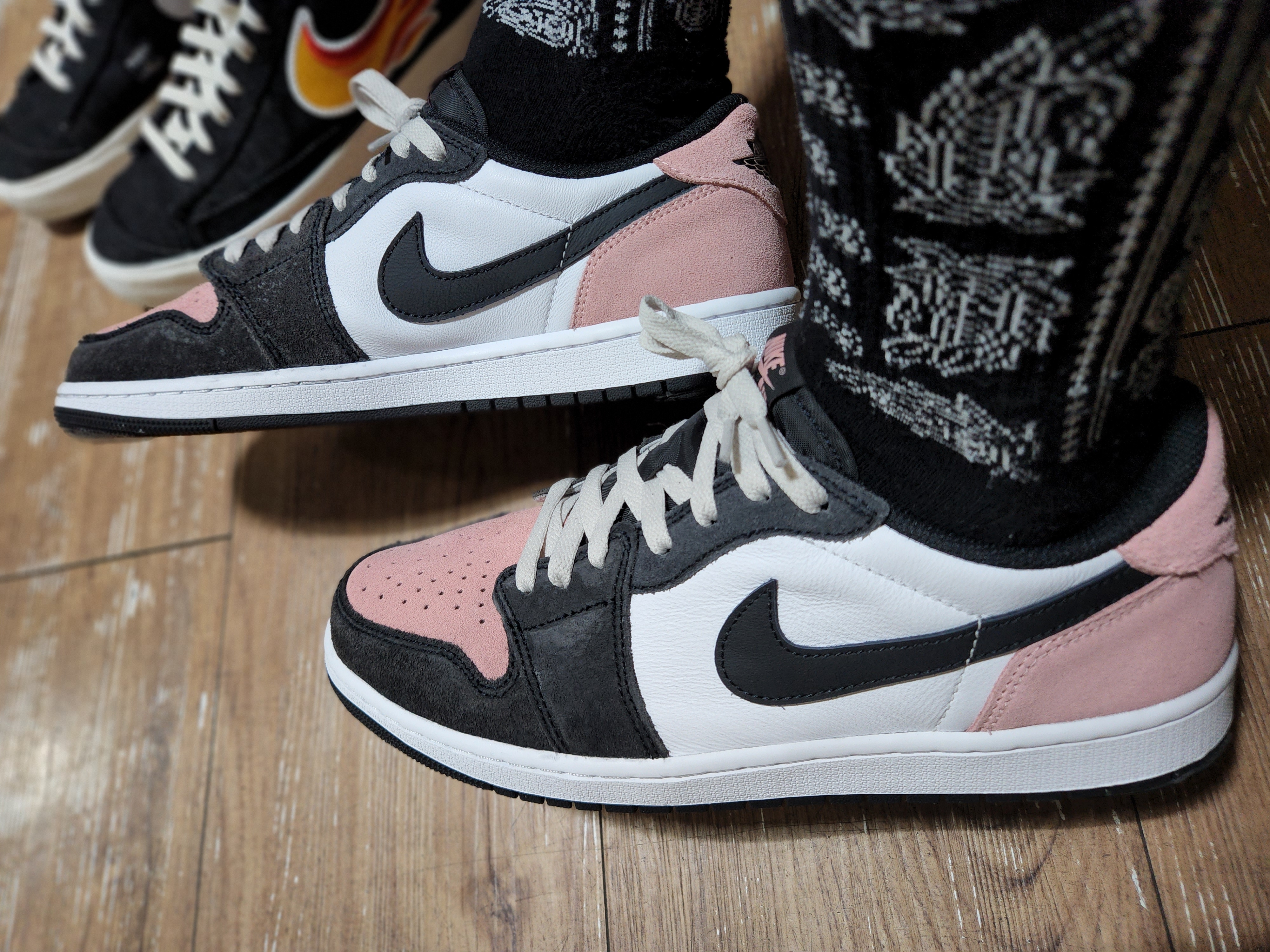 Jordan 1 Retro Low OG Bleached Coral 착용 스타일 - 2