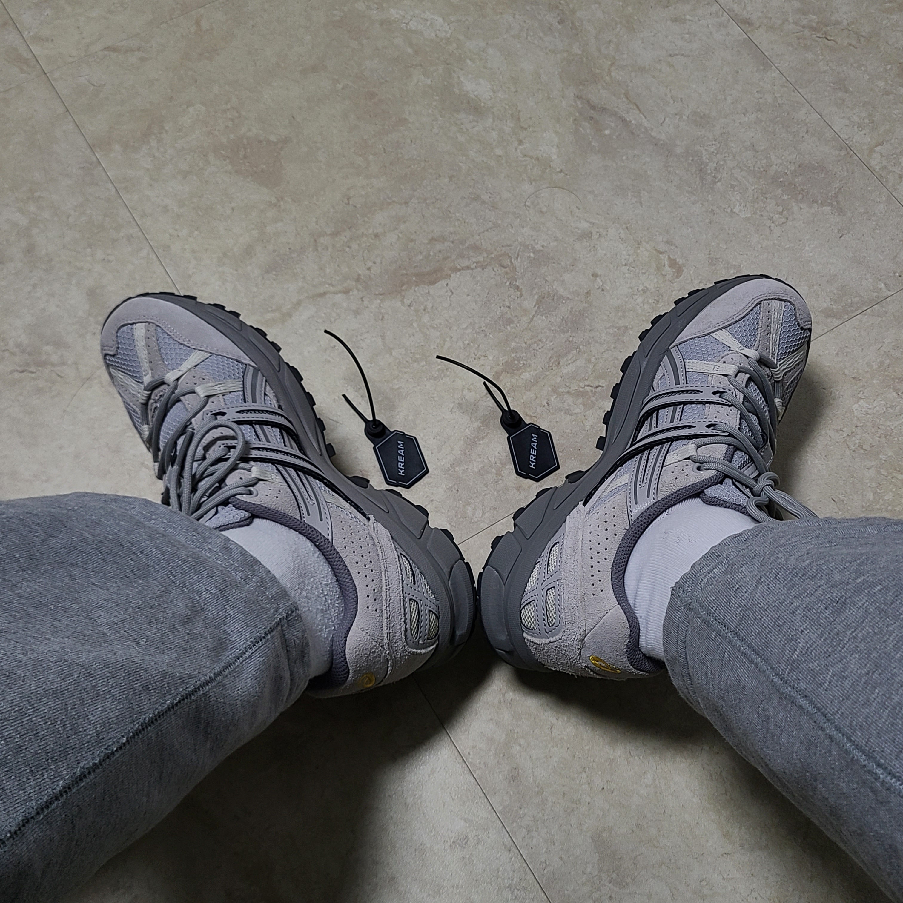 Asics Gel-Sonoma 15-50 Oyster Grey 착용 스타일