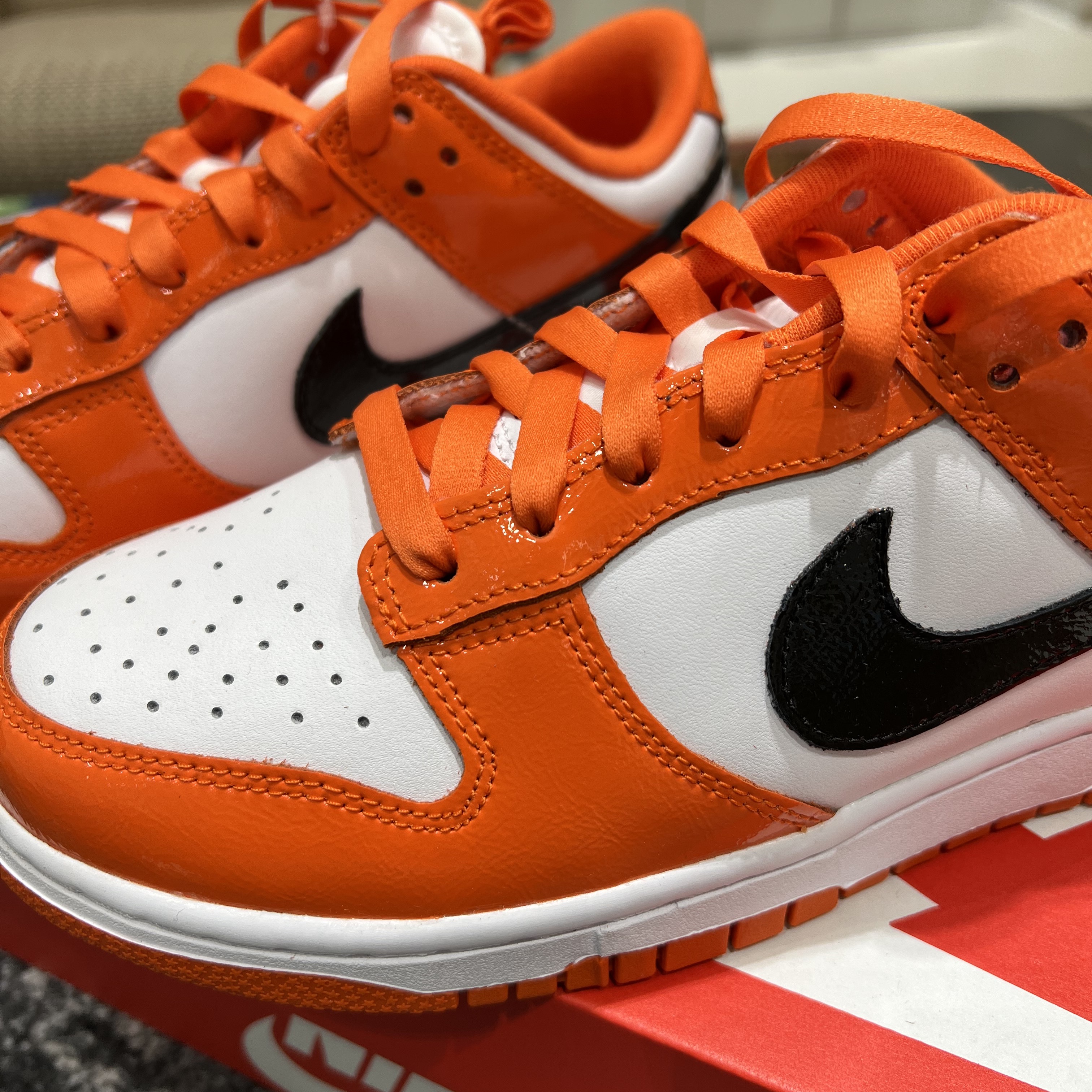 (W) Nike Dunk Low Essential Brilliant Orange 착용 스타일 - 2
