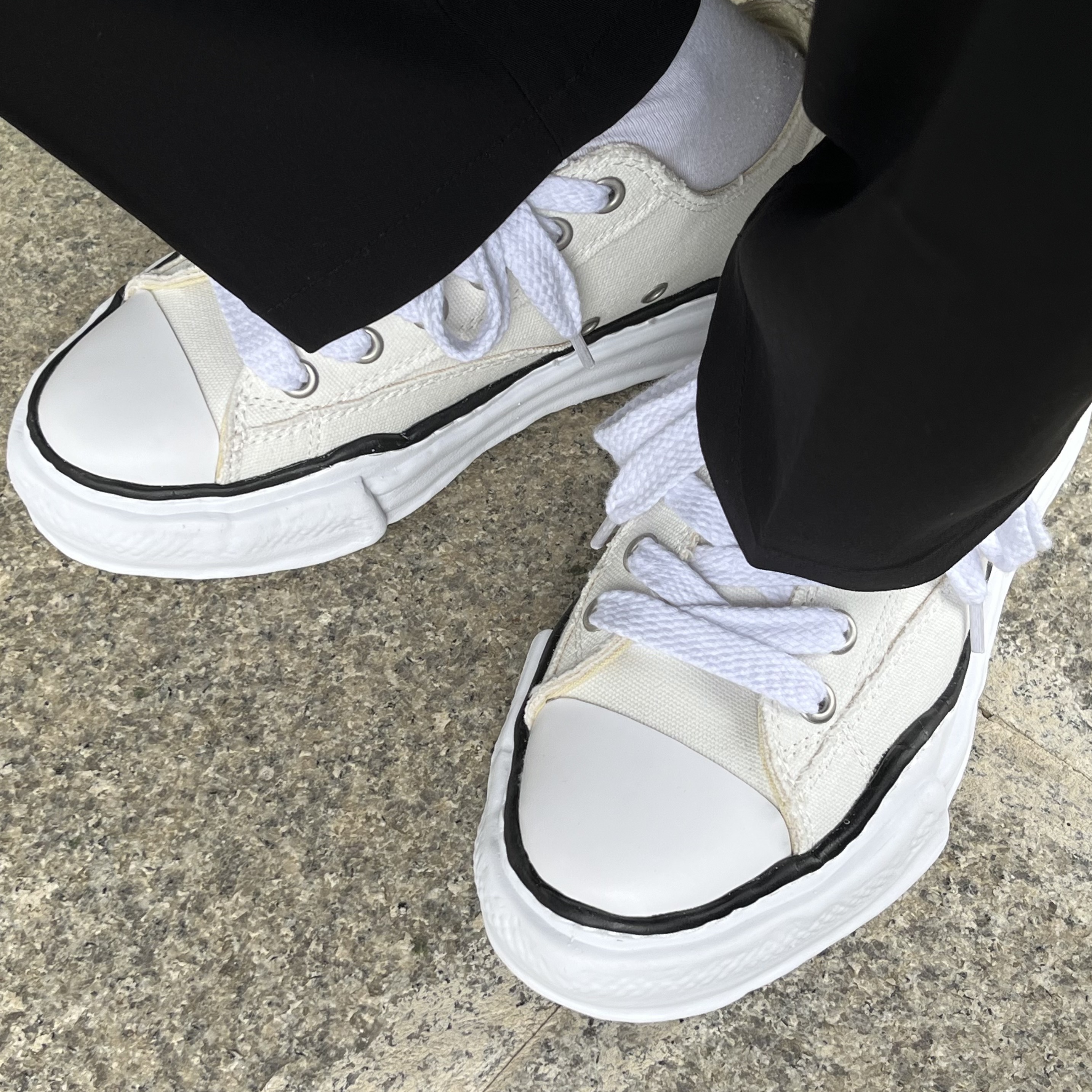 Maison Mihara Yasuhiro Peterson OG Sole Canvas Low Sneakers White 착용 스타일