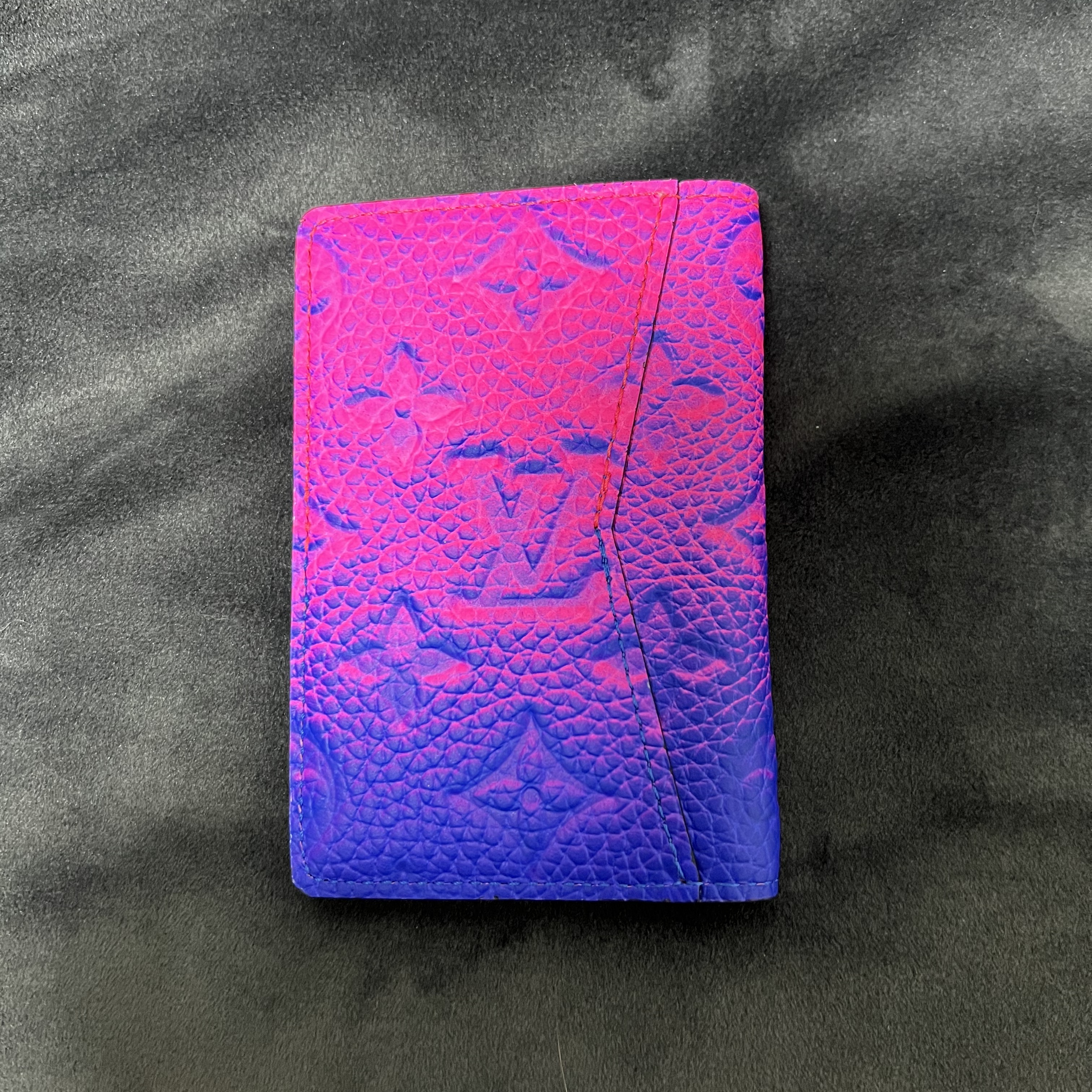 Louis Vuitton Pocket Organizer Taurillon Monogram Bleu Rose 착용 스타일 - 2