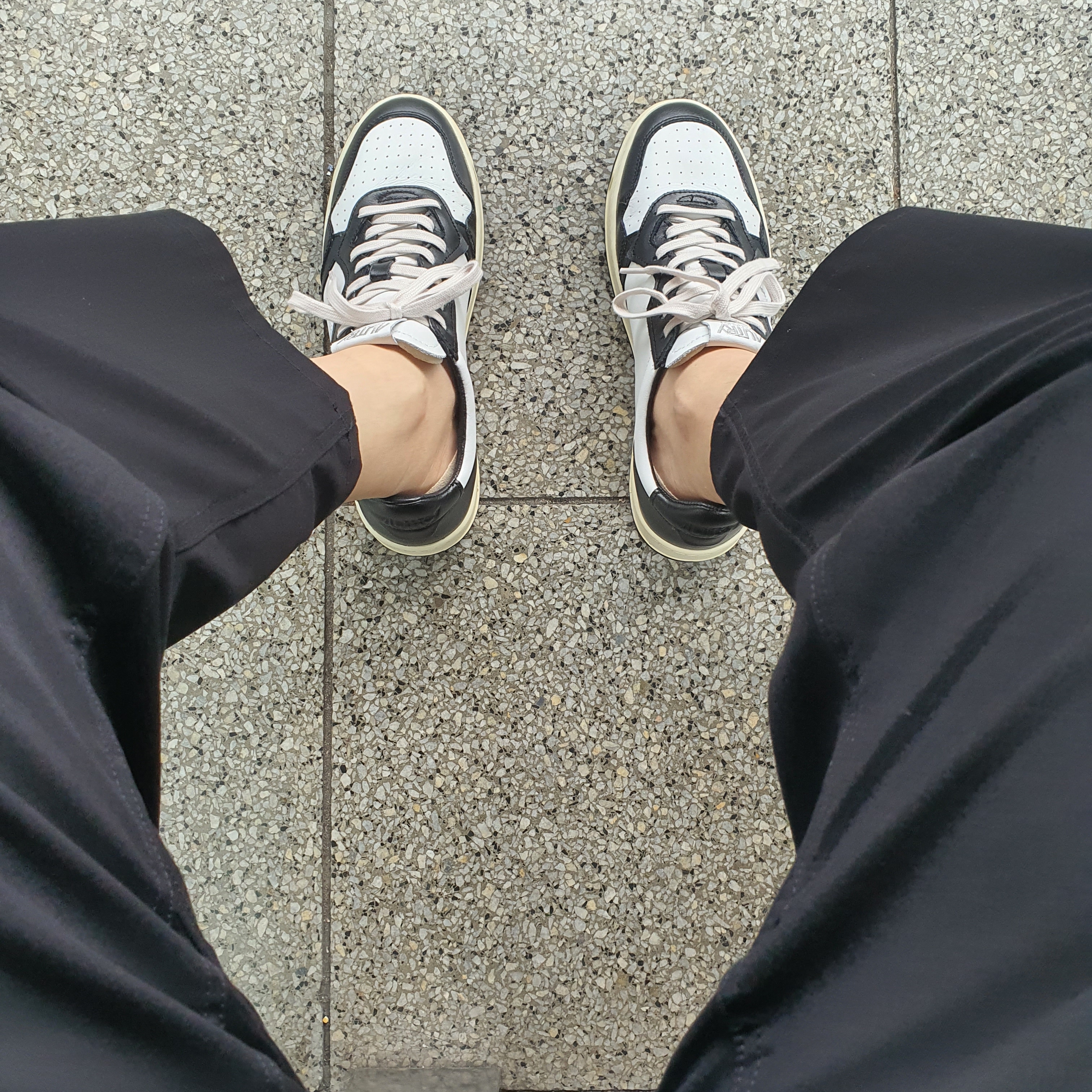 Autry Medalist Low Leather Sneakers Black White, Jil Sander Logo T-Shirt Natural - 22SS 착용 스타일 - 1